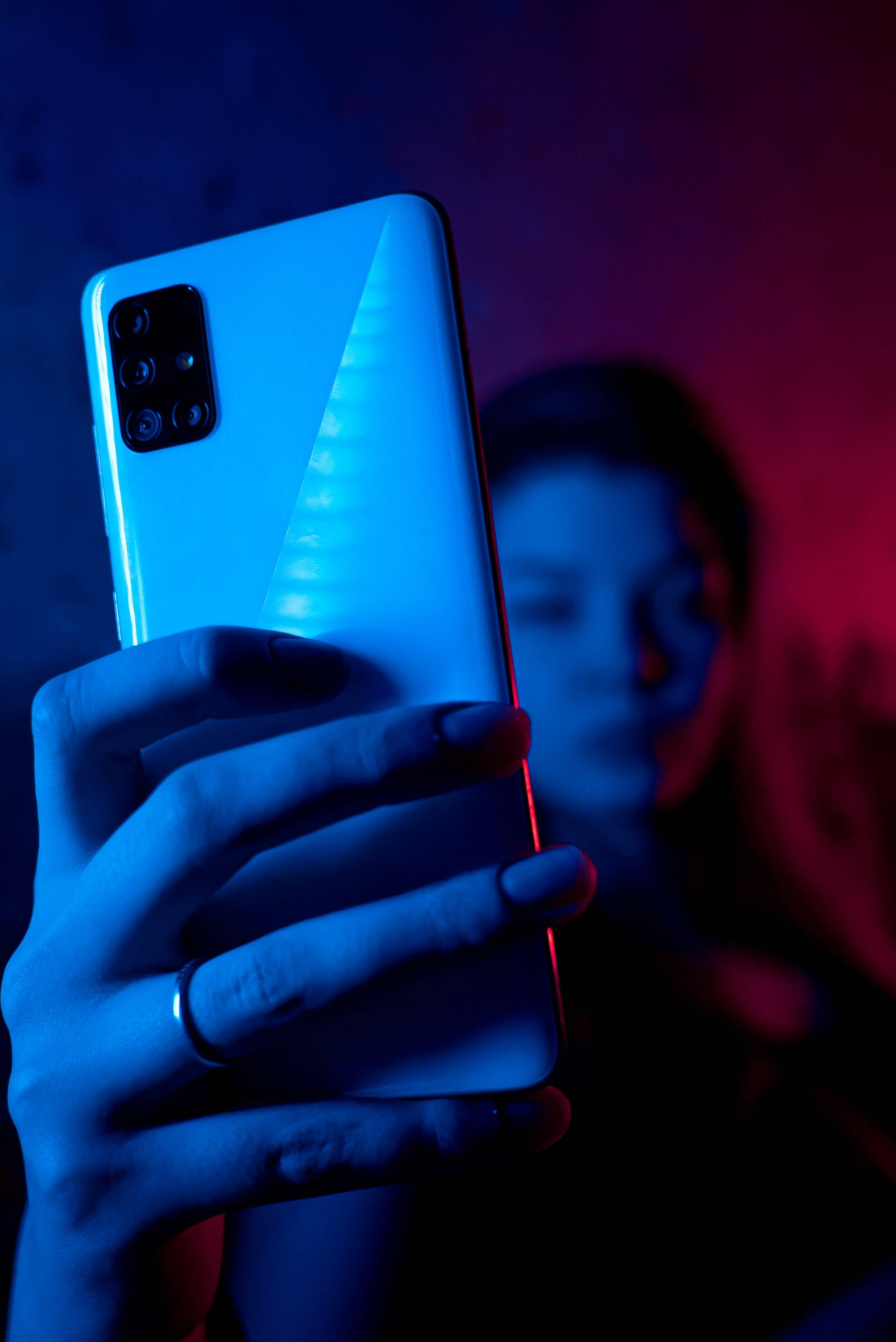 Mujer con Teléfono en Neón Azul iPhone Fondos de pantalla