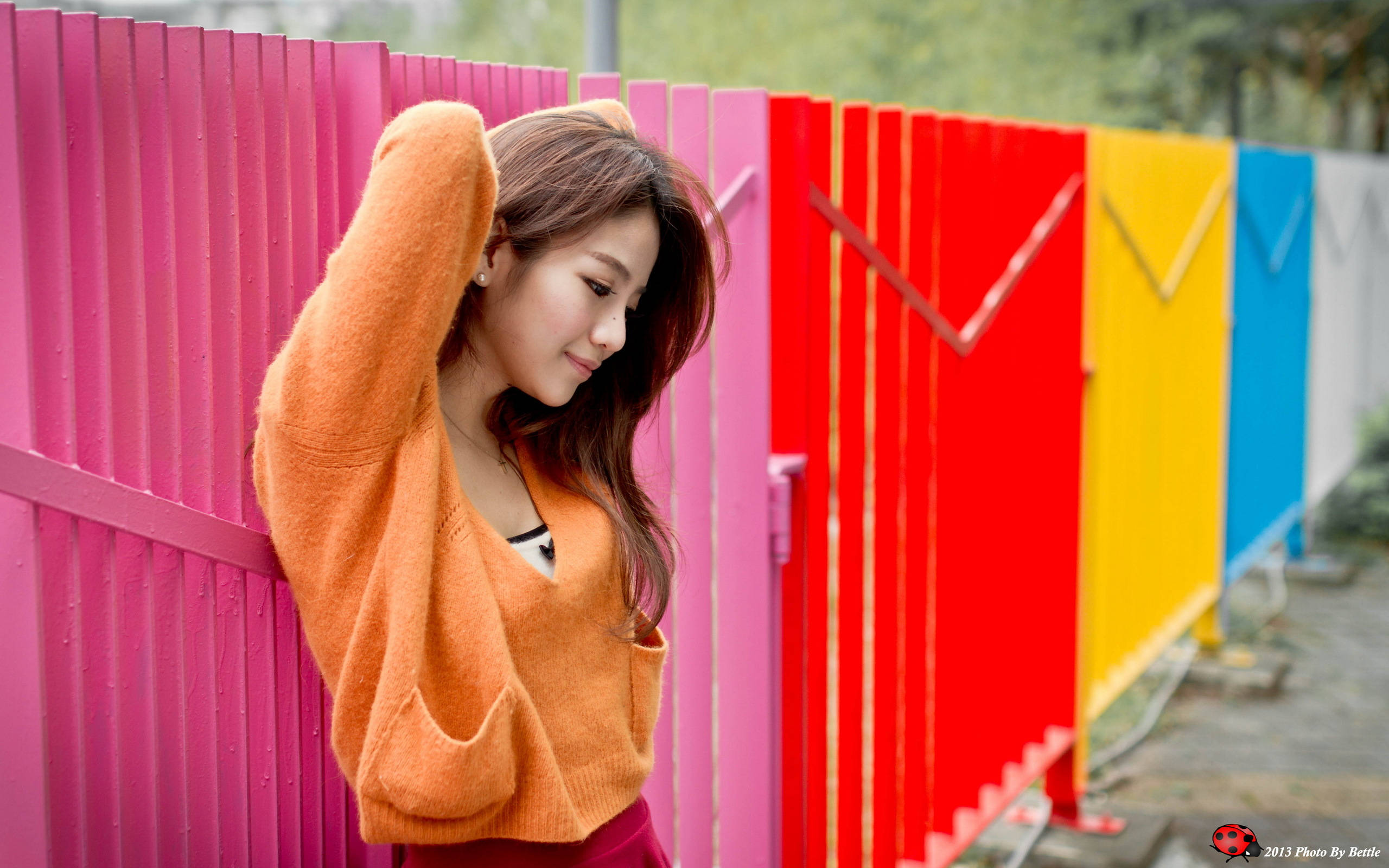 Mujer con Valla Colorida 2560x1600 Fondos de pantalla