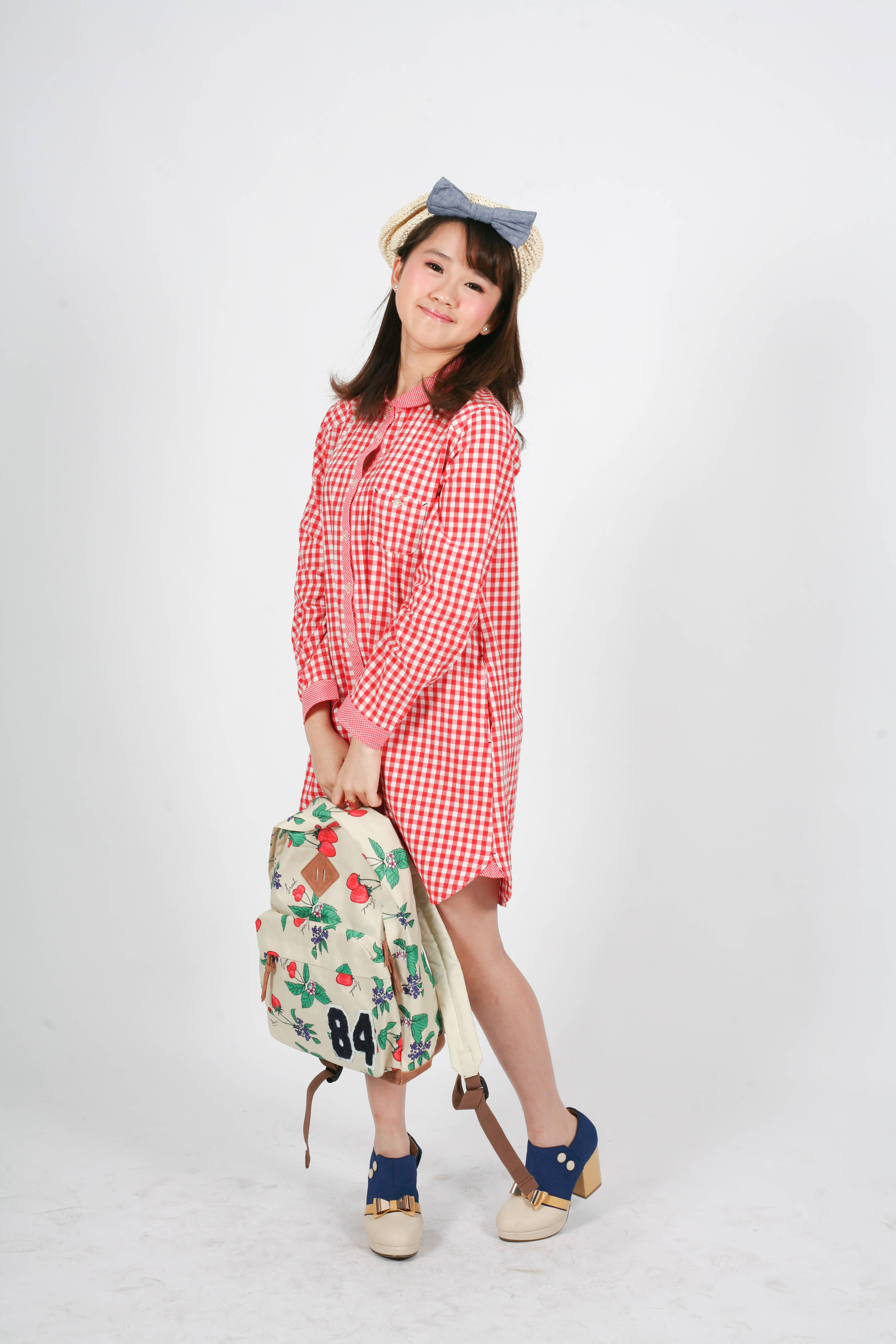 Mujer con vestido rosa kawaii sosteniendo una mochila Fondos de pantalla