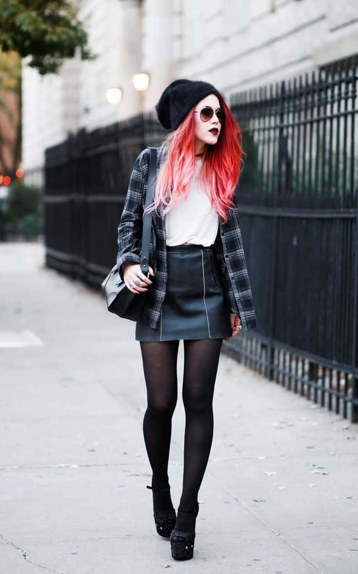 mujer de cabello rojo con falda de cuero negra y blazer a cuadros Fondos de pantalla