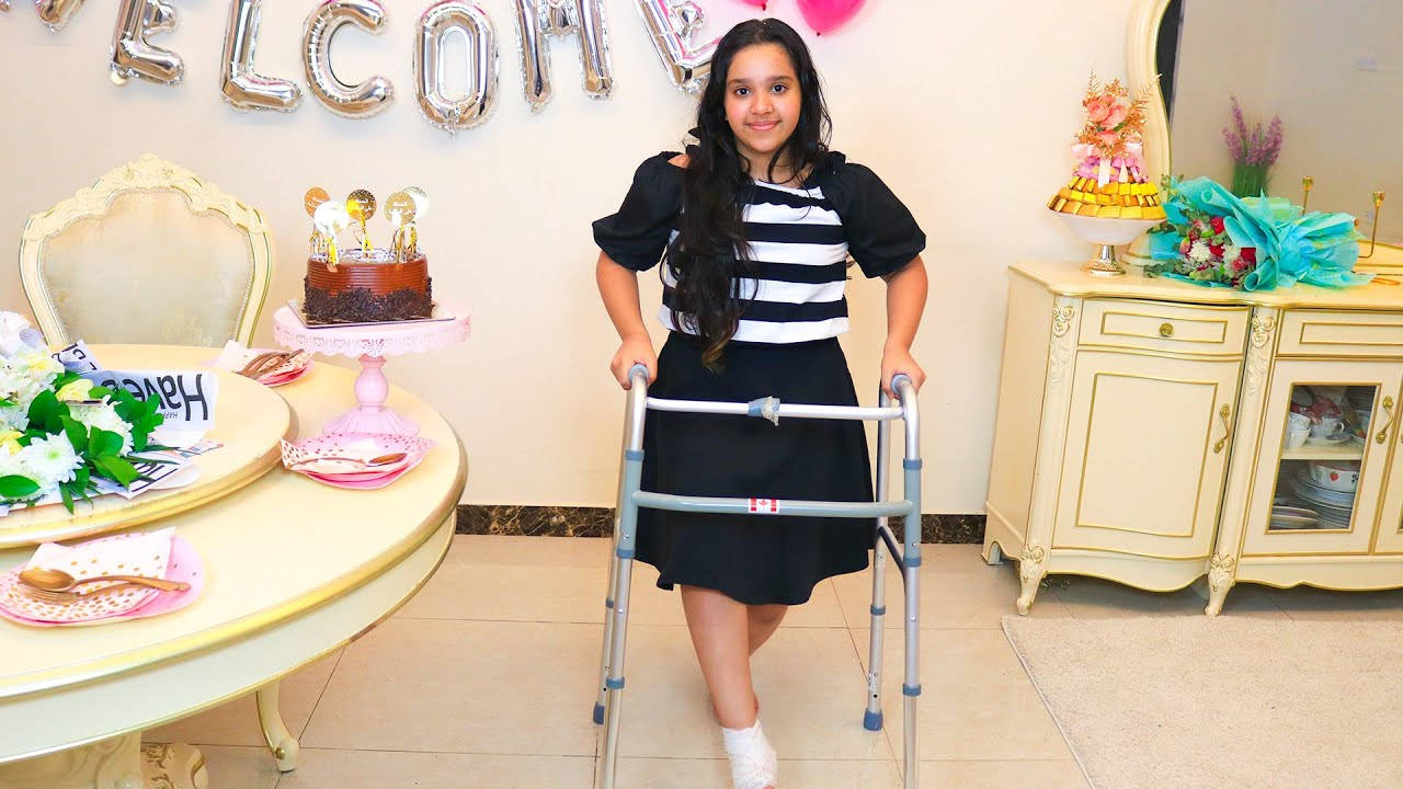 Mujer determinada llamada Shfa usando una muleta para movilidad Fondos de pantalla