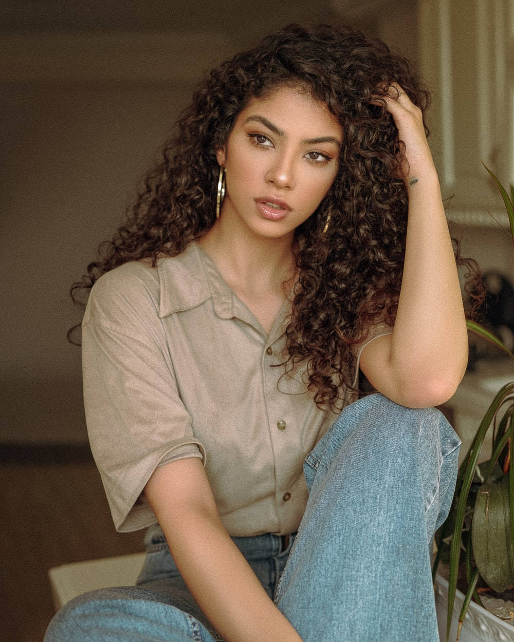 Mujer Elegante con Cabello Rizado