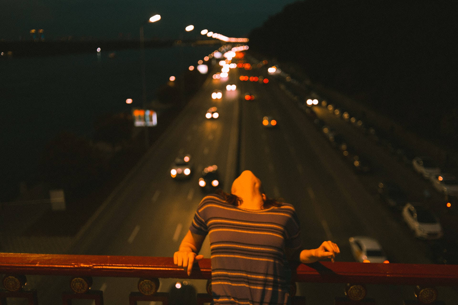 Mujer estética nocturna contra la carretera Fondos de pantalla