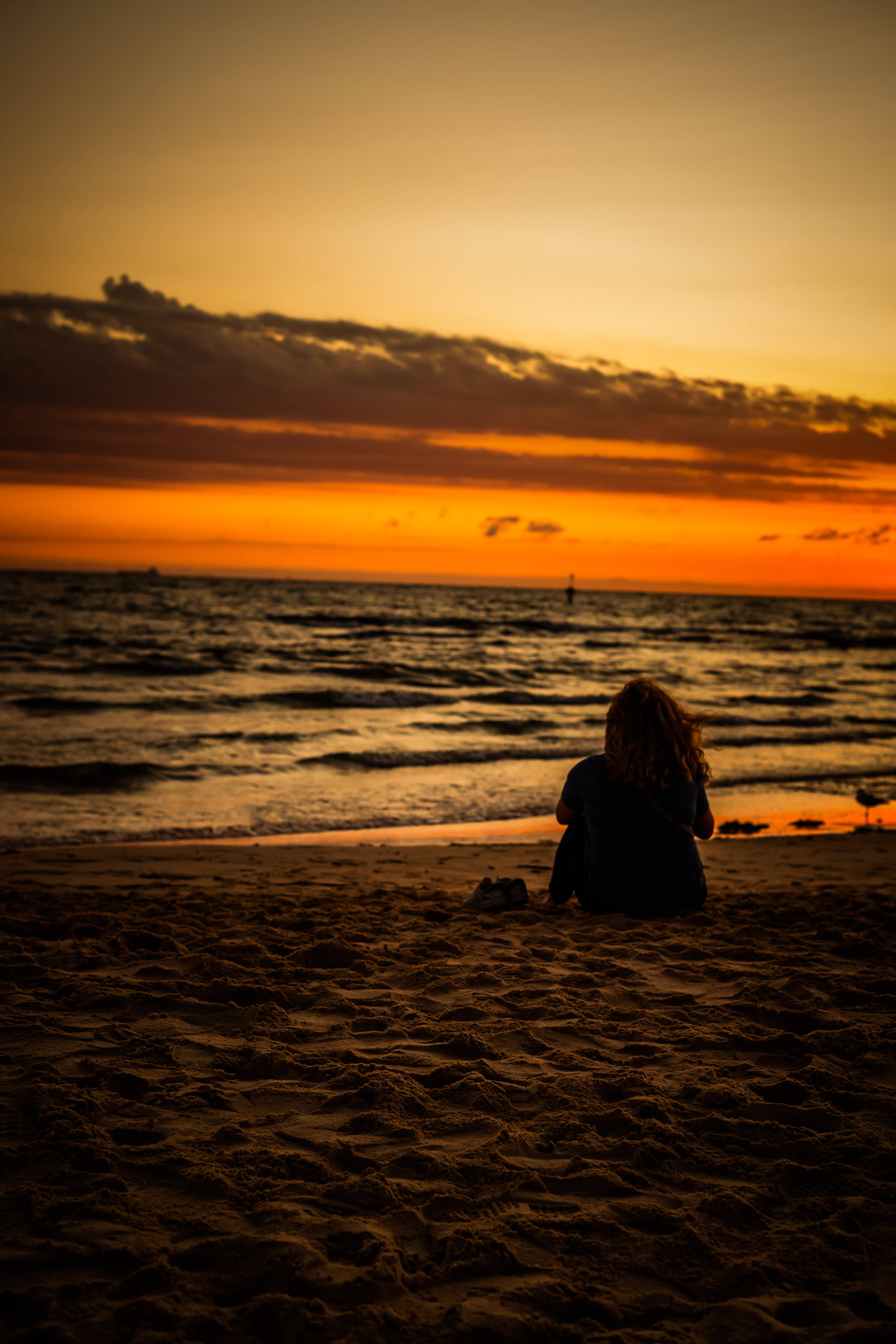 Mujer Feliz Disfrutando un Día de Verano en la Playa Fondos de pantalla