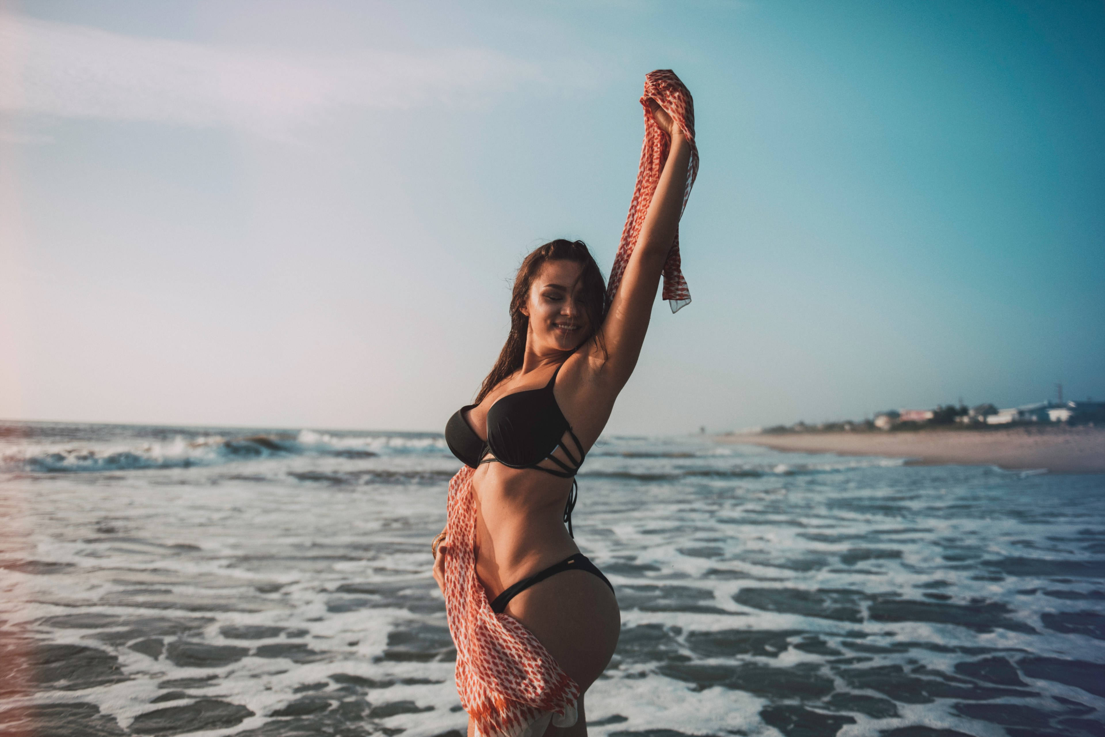 Mujer feliz en bikini Fondos de pantalla