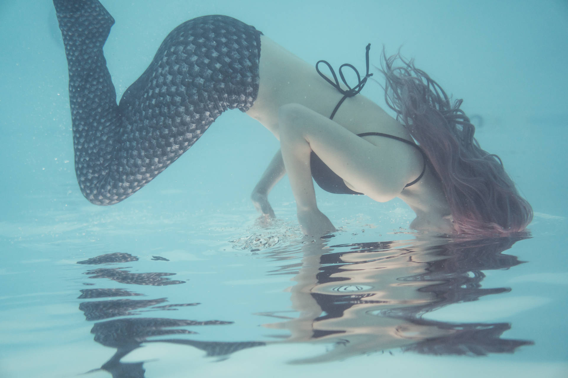 Fondo de pantalla de mujer sirena bajo el agua.