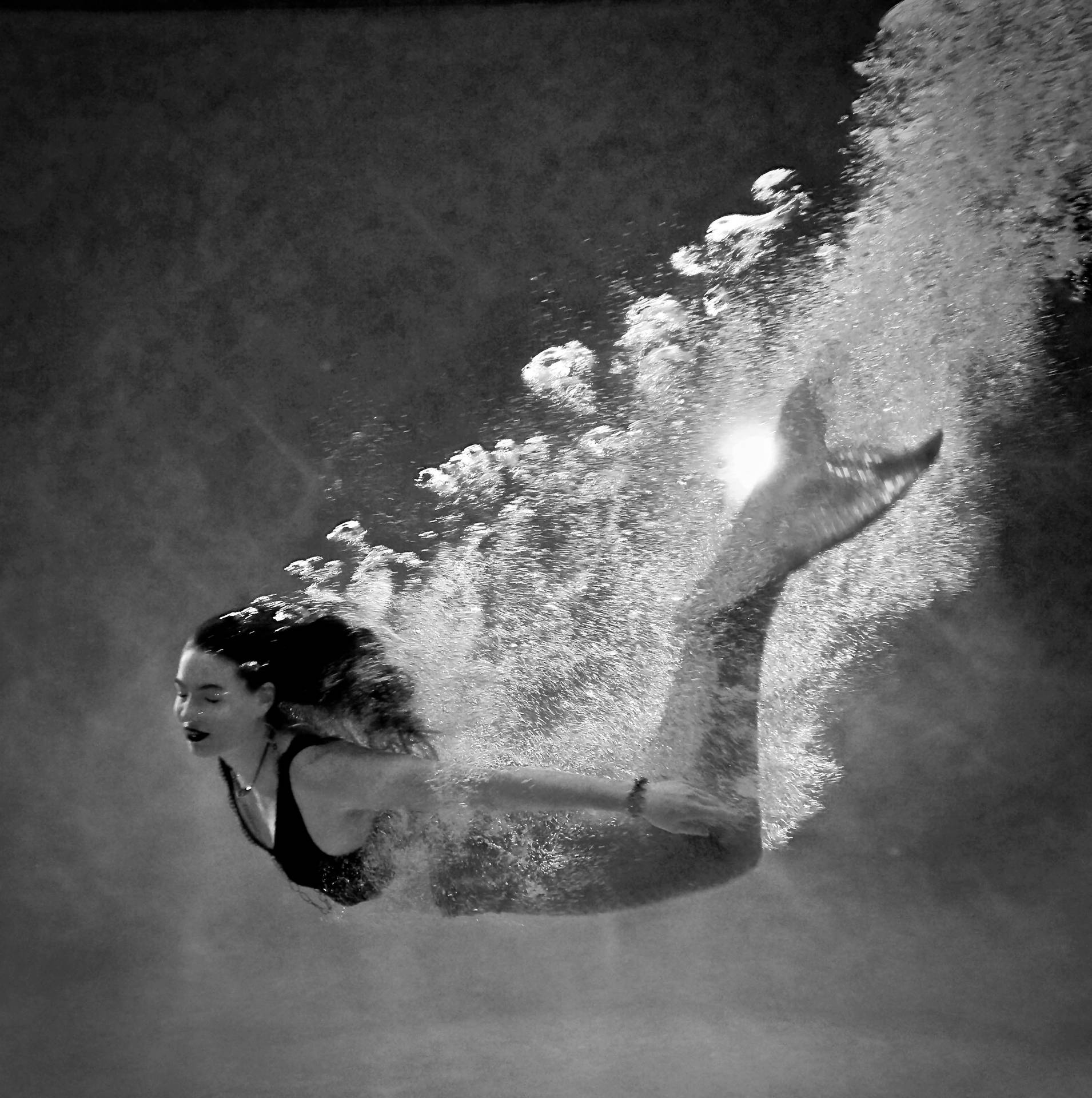 Fondo de pantalla de mujer sirena en blanco y negro.