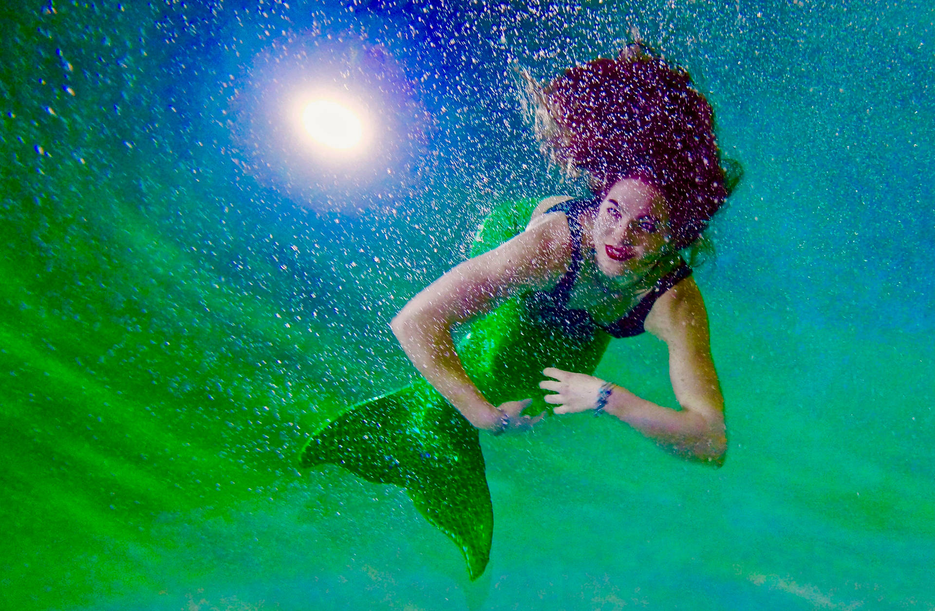 Fondo de pantalla de mujer sirena verde bajo el agua.