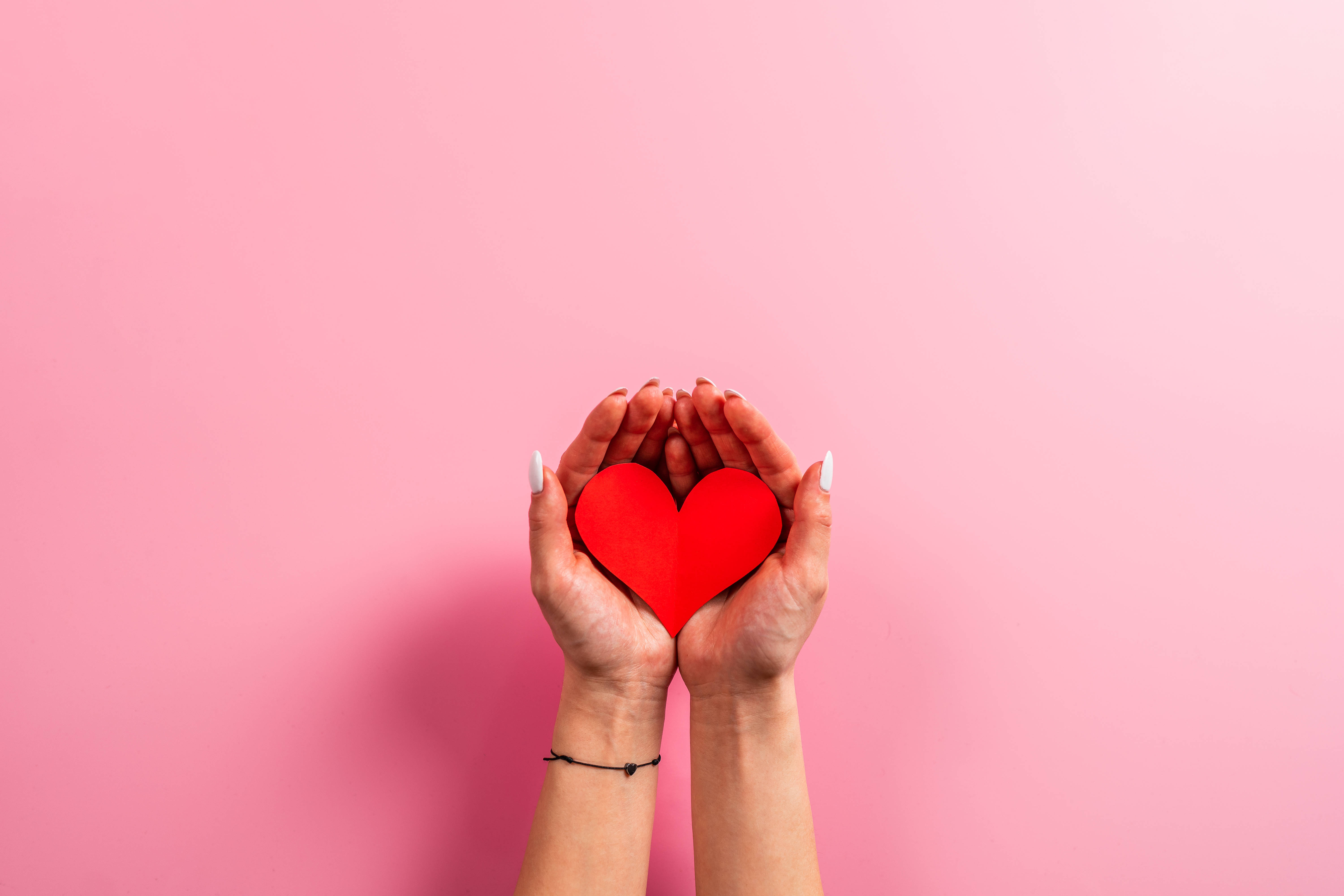 Mujer sosteniendo un recorte de papel con forma de corazón estético Fondos de pantalla
