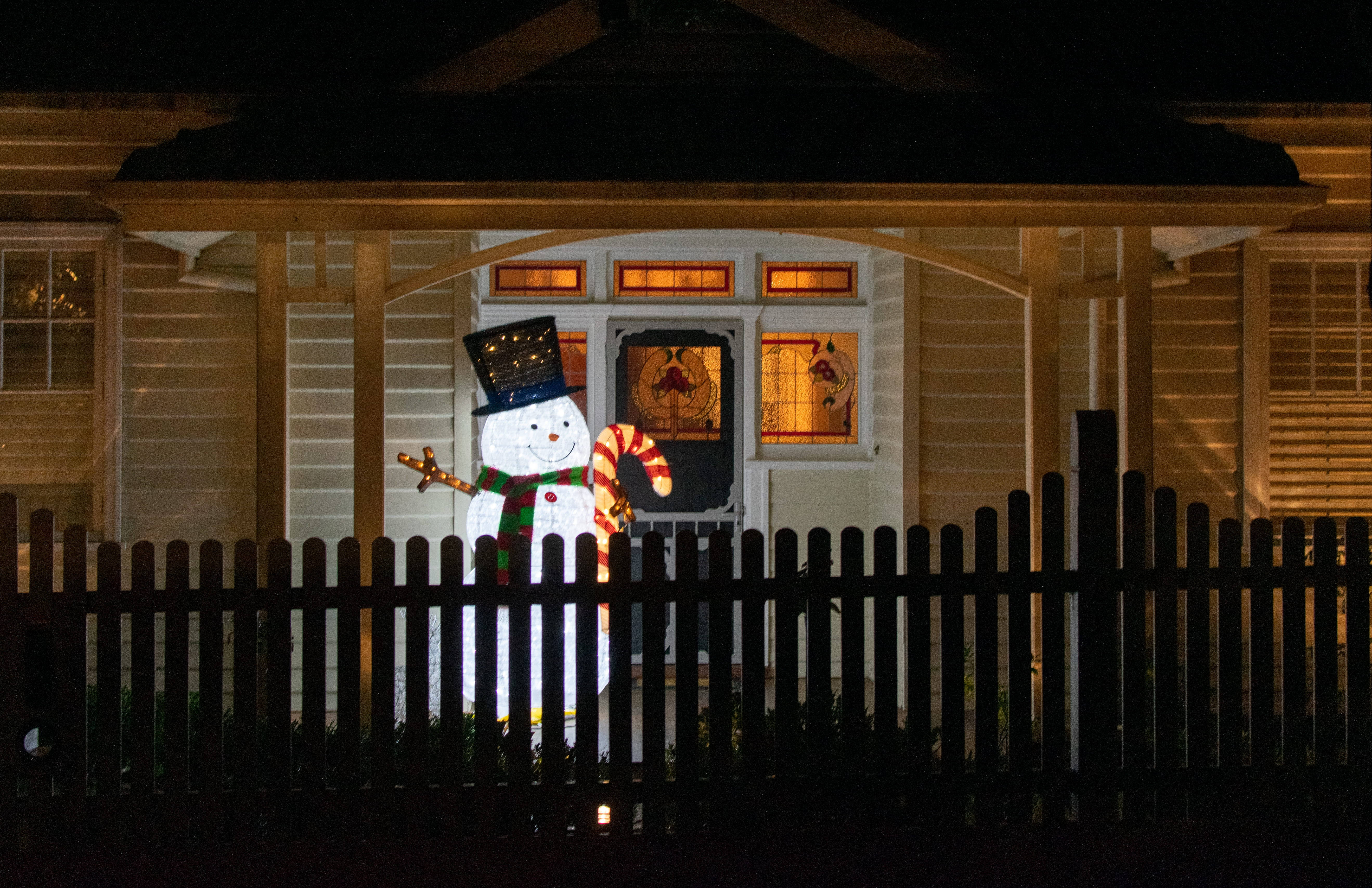 Muñeco de nieve australiano afuera de la casa en Navidad Fondos de pantalla