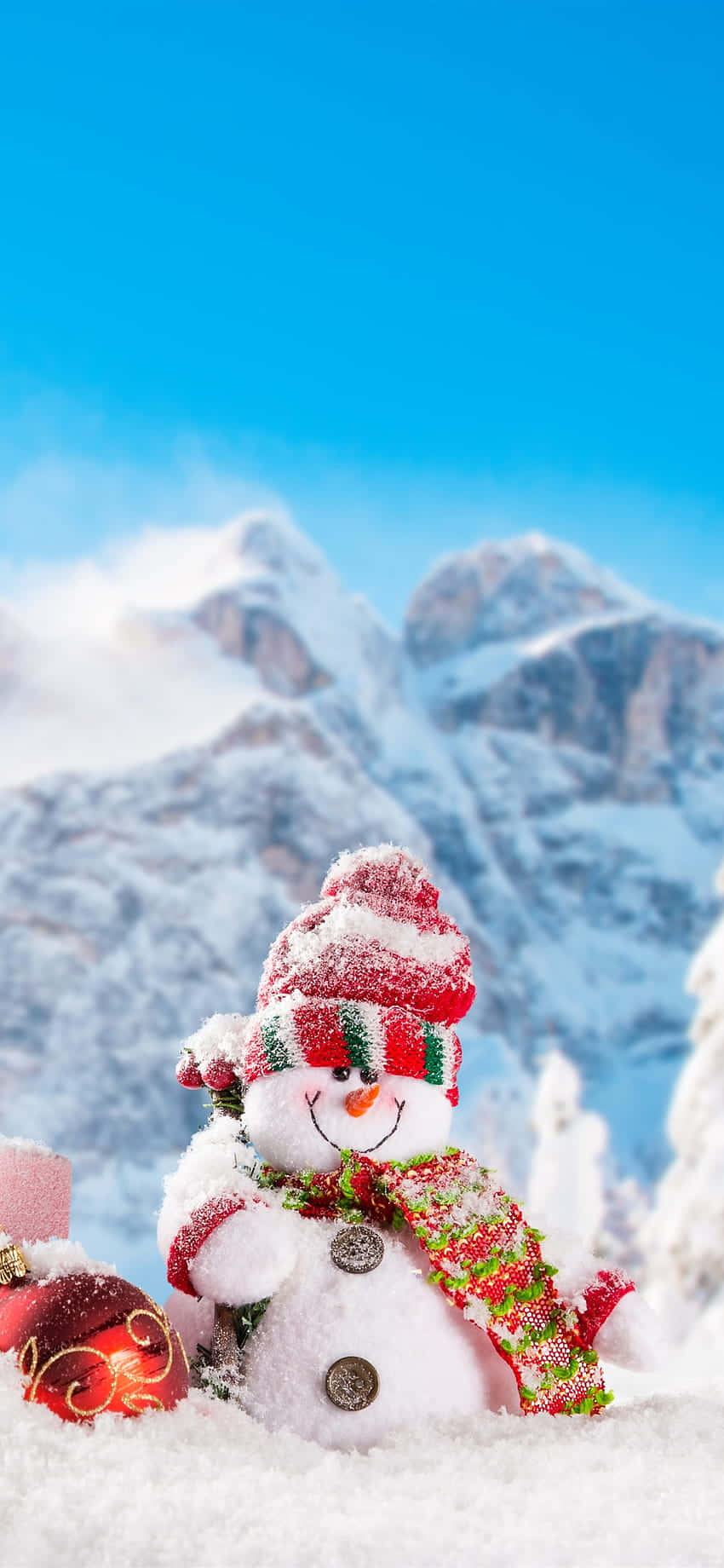 muñeco de nieve en la nieve con regalos y nieve Fondos de pantalla