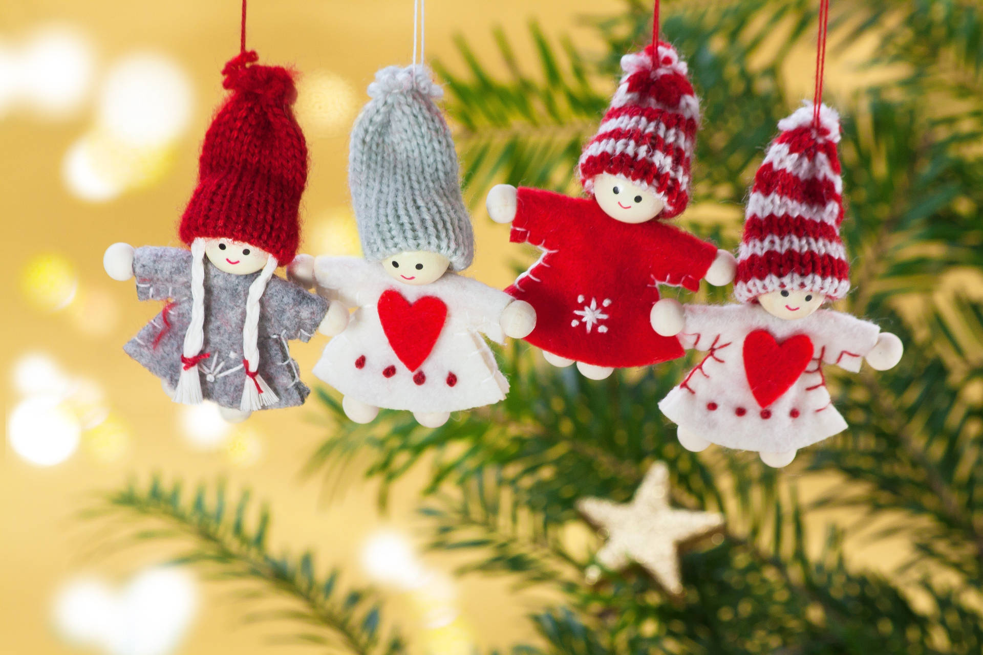 Fondo de pantalla de juguetes navideños con gorrito.