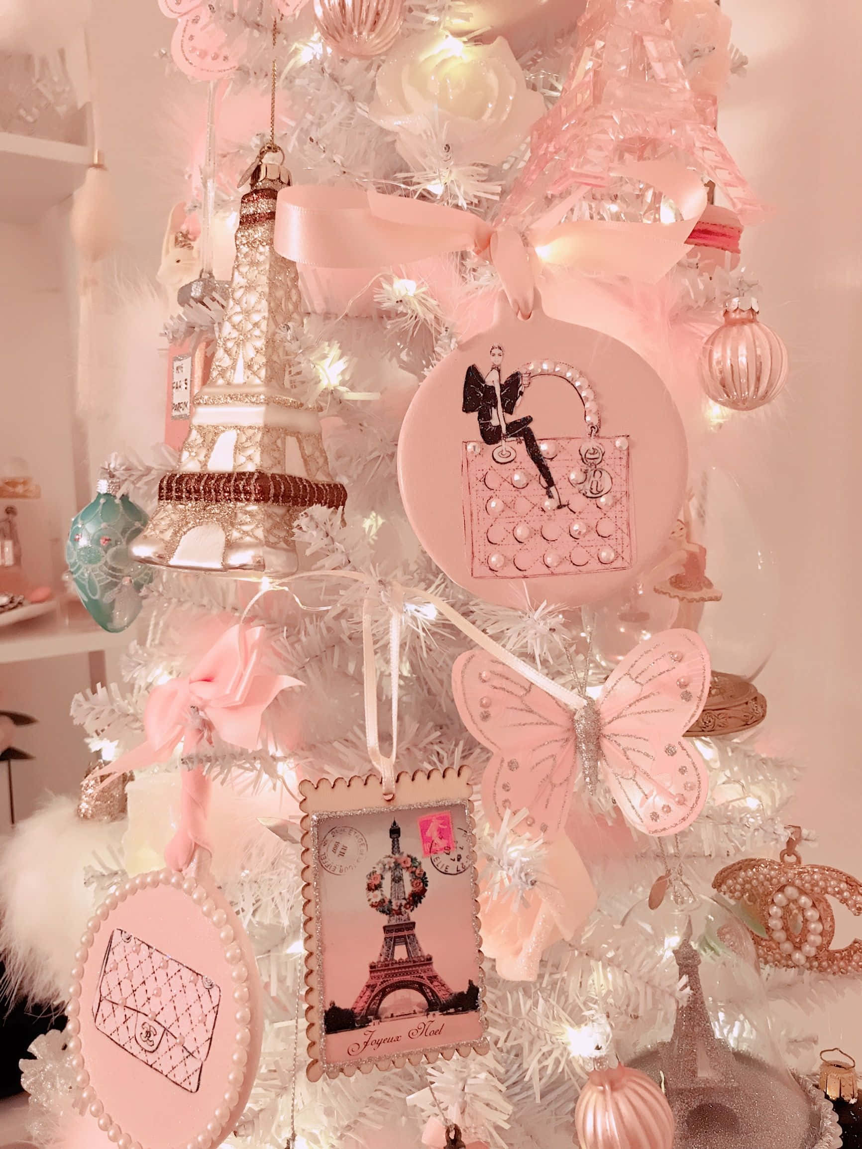 Navidad estética pastel con decoraciones de la Torre Eiffel Fondos de pantalla