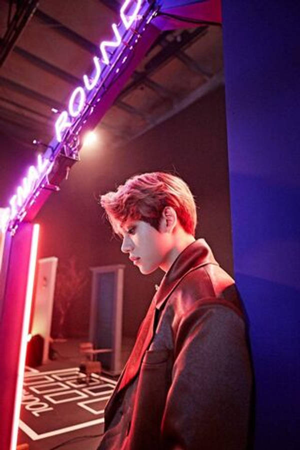 Nct Lucas apoyado en una pared Fondos de pantalla