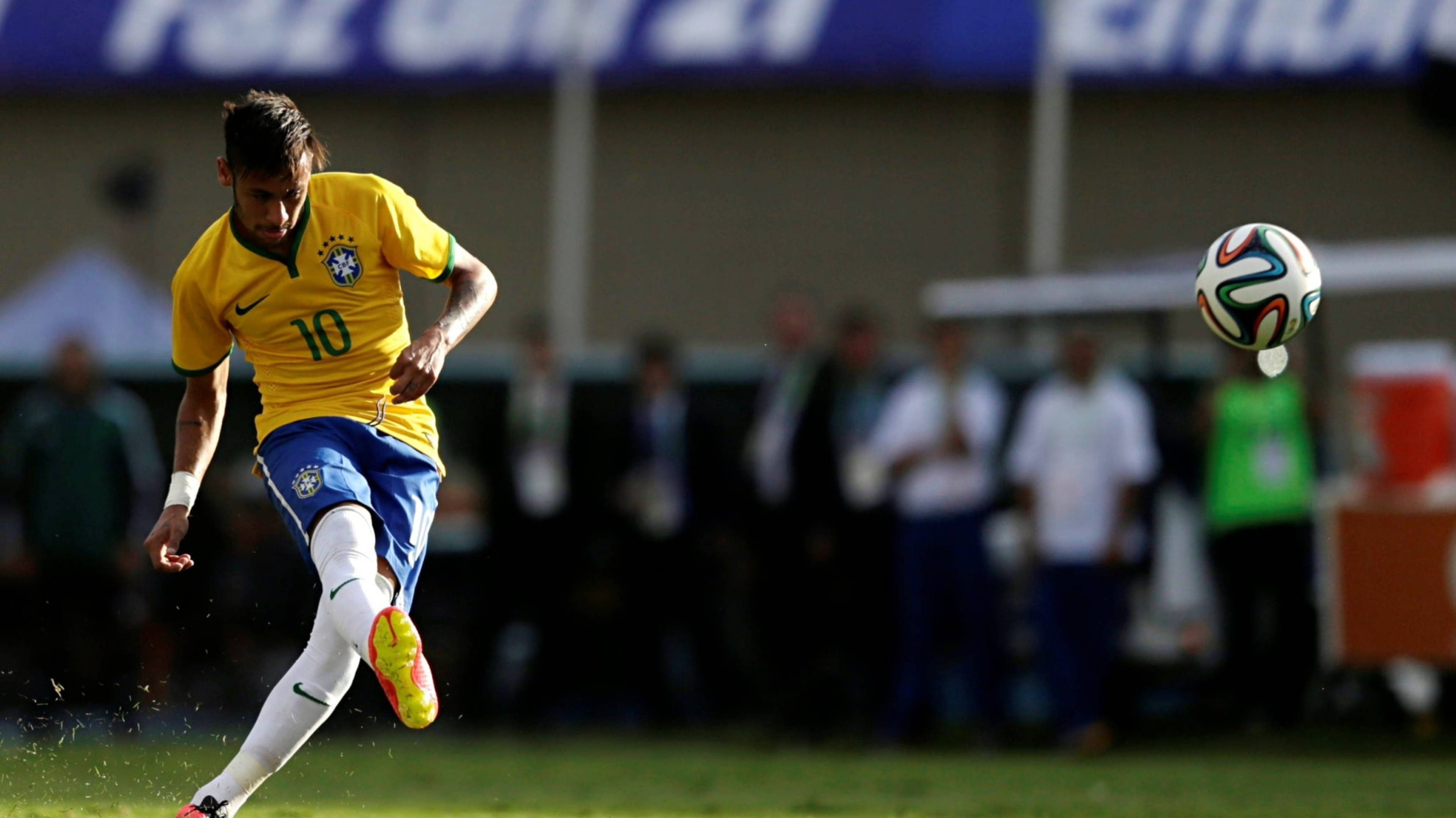 Neymar 4K Balón Pateado Fondos de pantalla