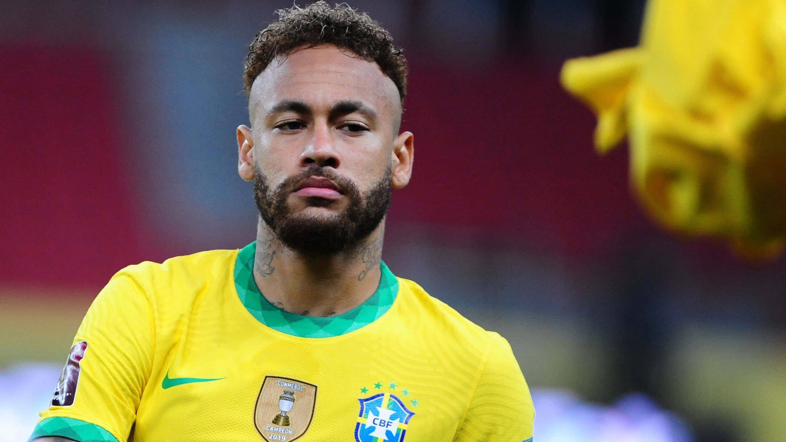 Neymar arrasando en el campo de fútbol Fondos de pantalla