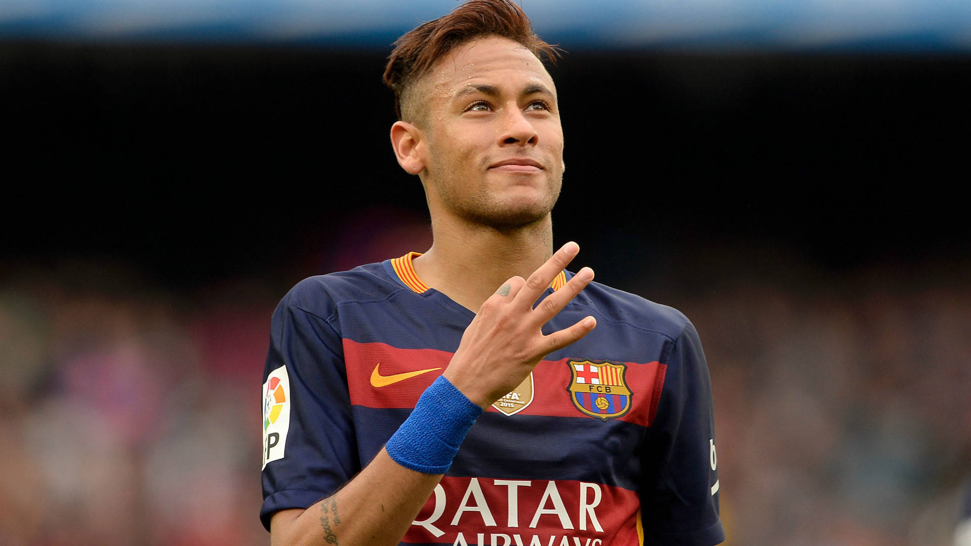 Fondo de pantalla de Neymar jr. mostrando el gesto de tres dedos con la camiseta del FC Barcelona.