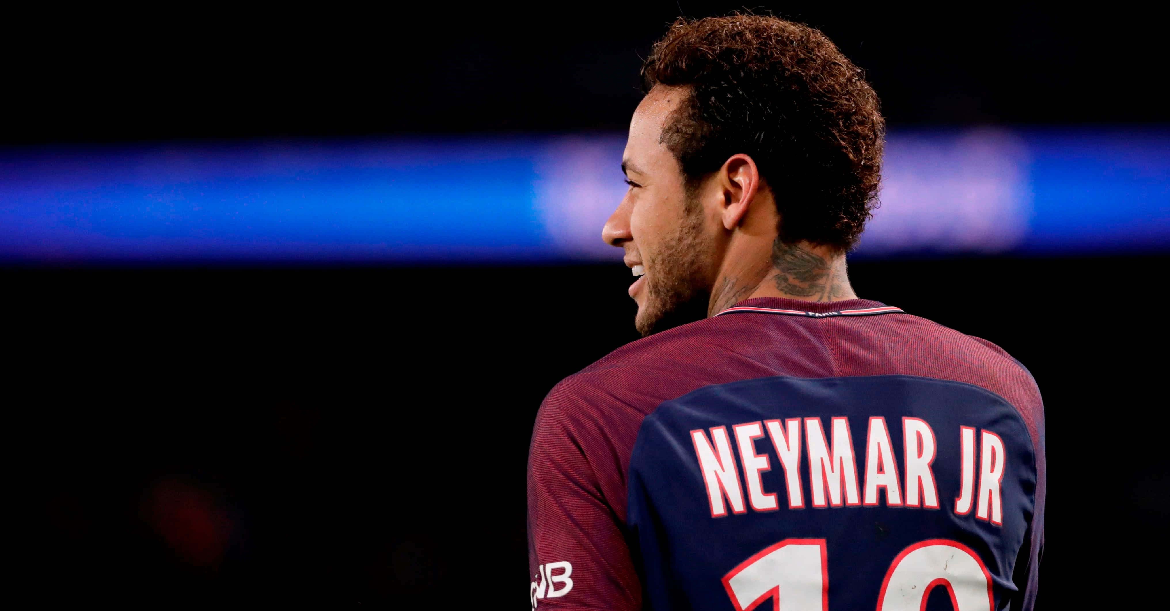 Neymar conduce el balón con habilidad y serenidad Fondos de pantalla