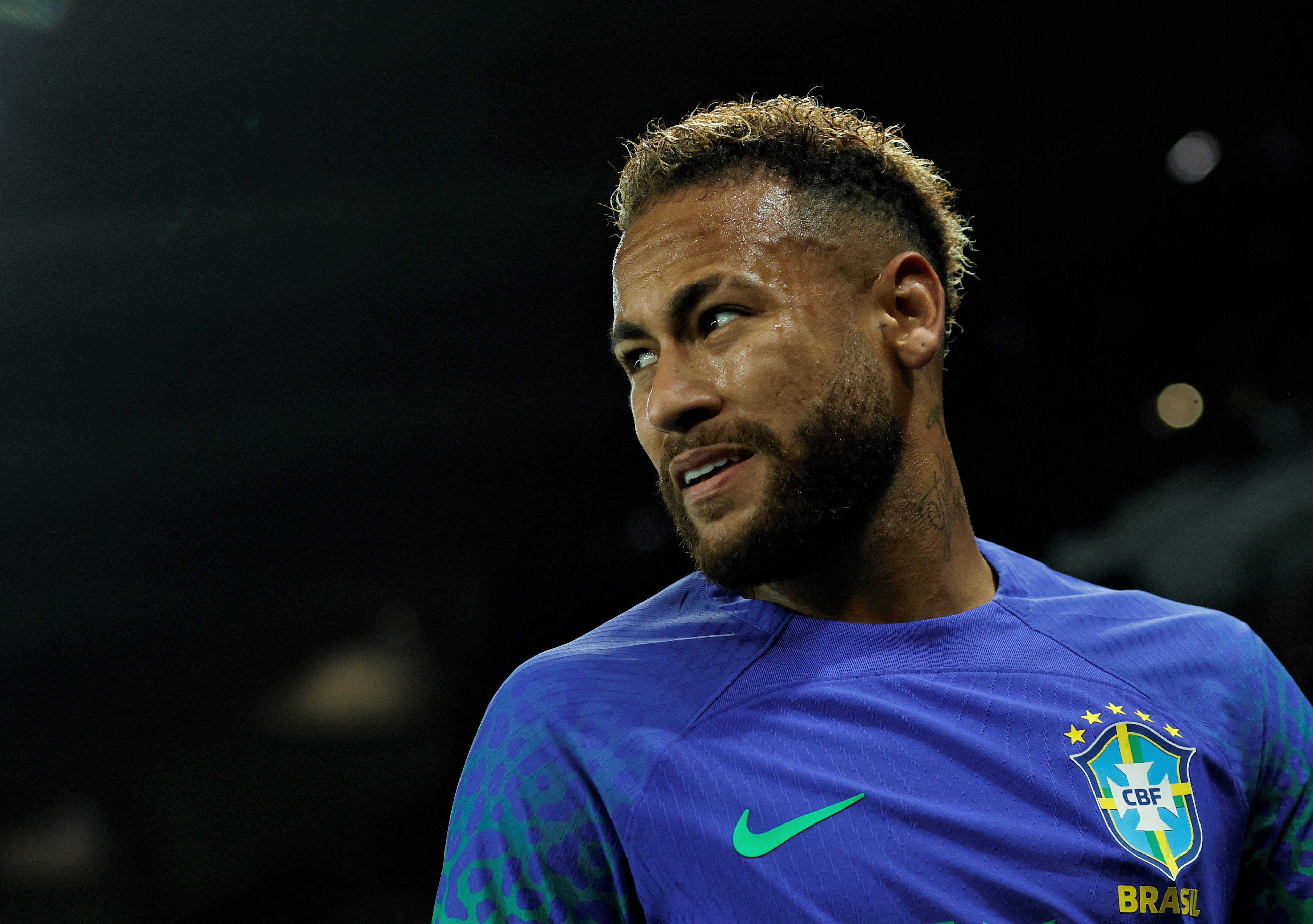 Neymar Jr. Mirando de Lado con Estilo Fondos de pantalla