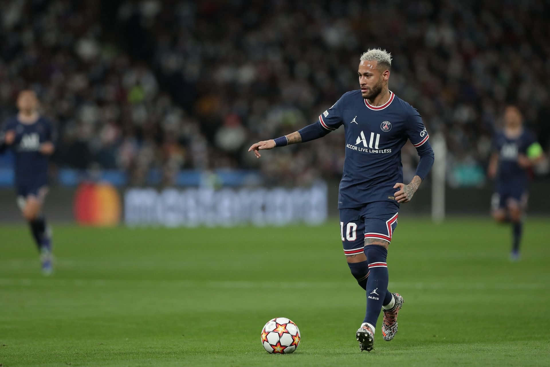 Neymar regateando el balón ante un oponente. Fondos de pantalla