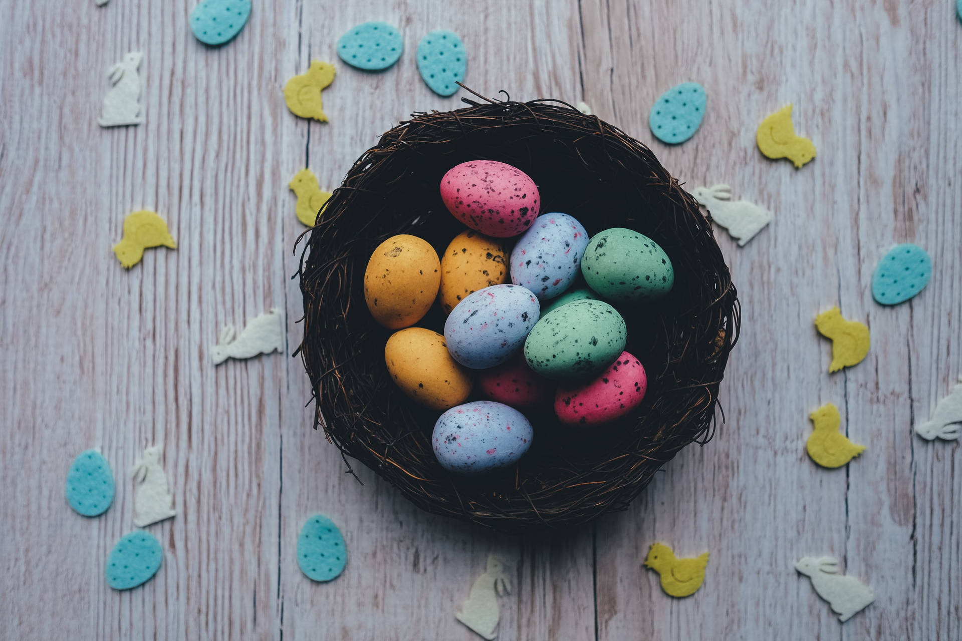 Decoraciones de Pascua de coloridos huevos de codorniz de Pascua, fondo de pantalla de Pascua