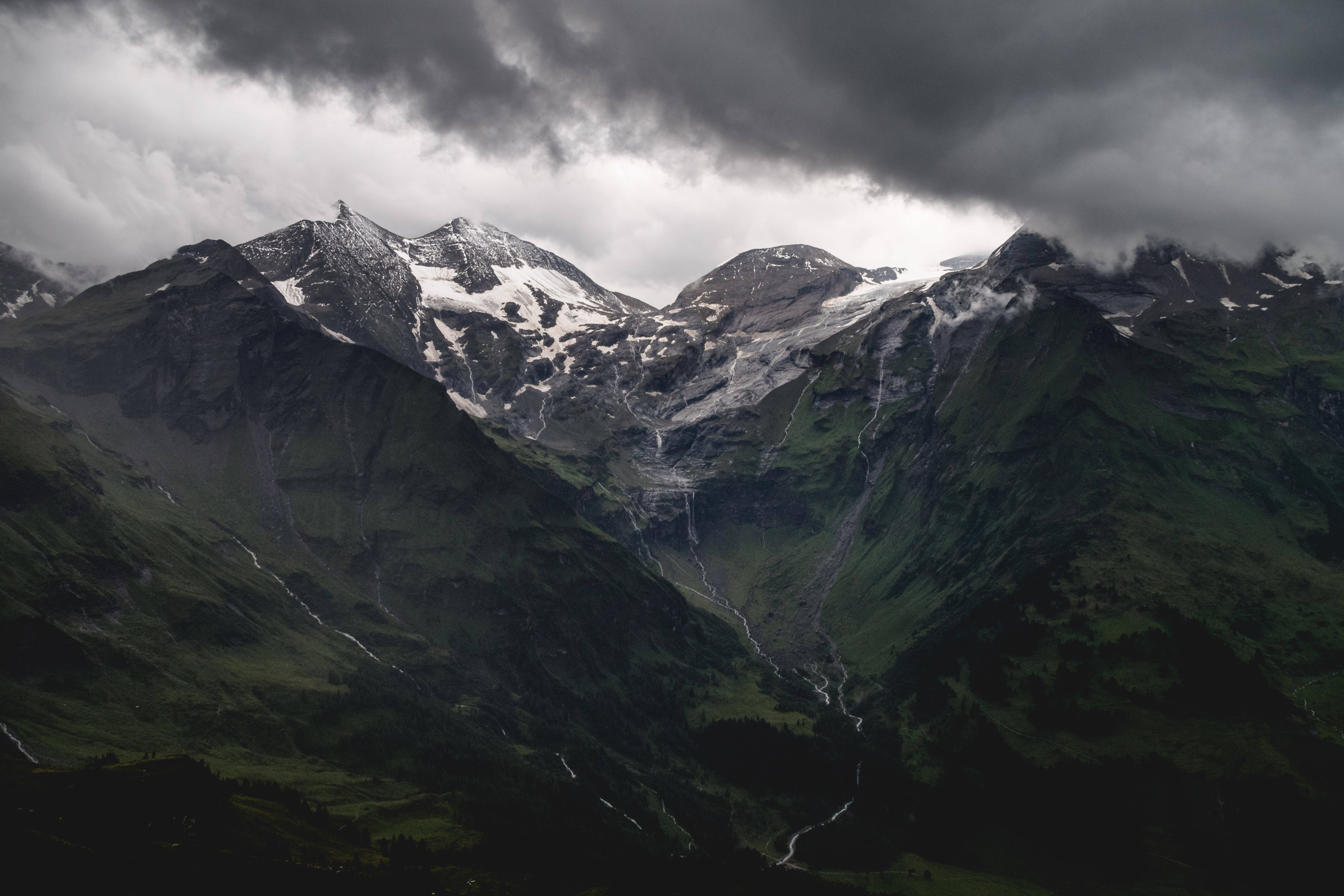 Nieve Oscura en la Montaña 4K Fondos de pantalla