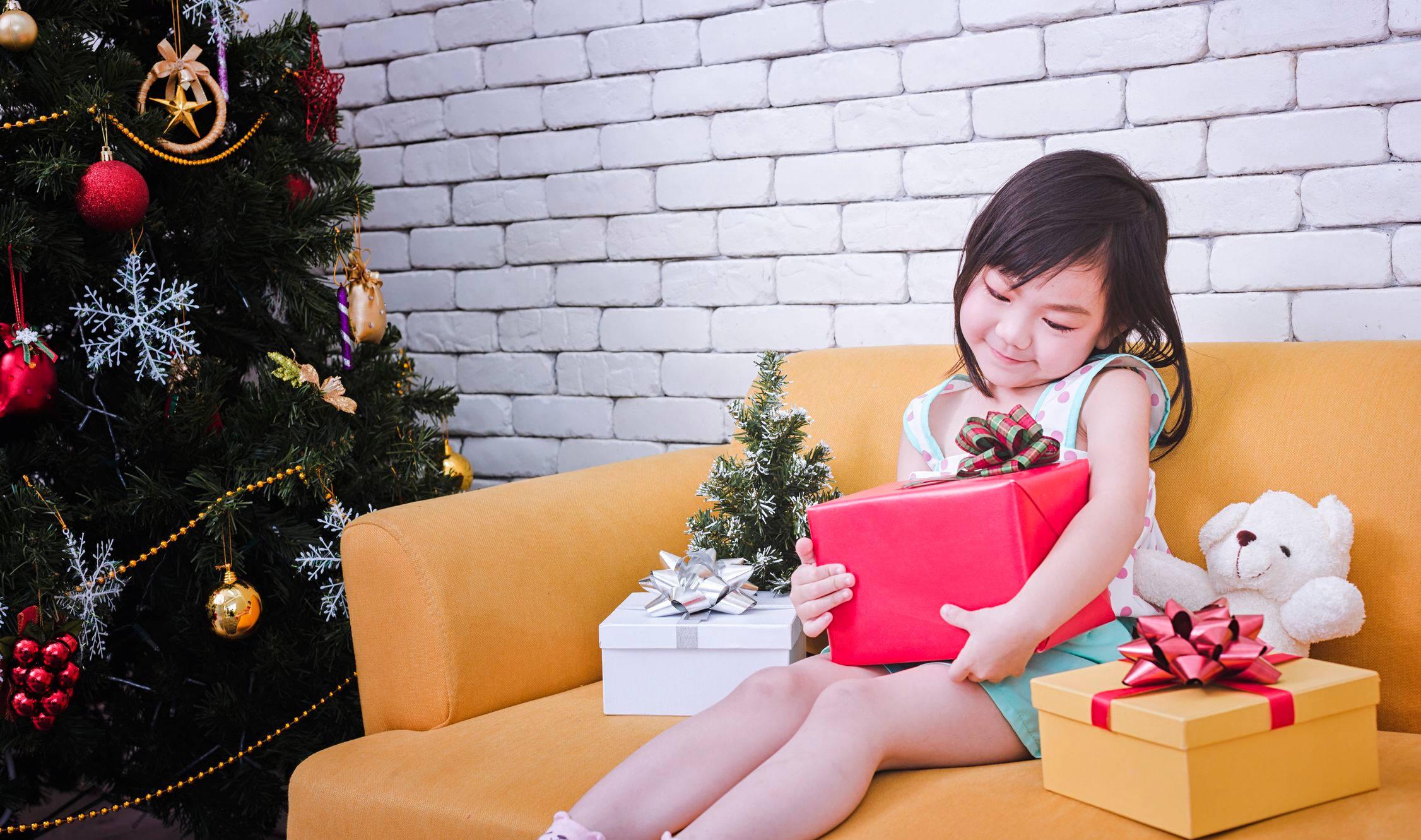 Niña con Regalo de Navidad Fondos de pantalla