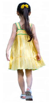 Niña con vestido amarillo caminando de espaldas Fondos de pantalla