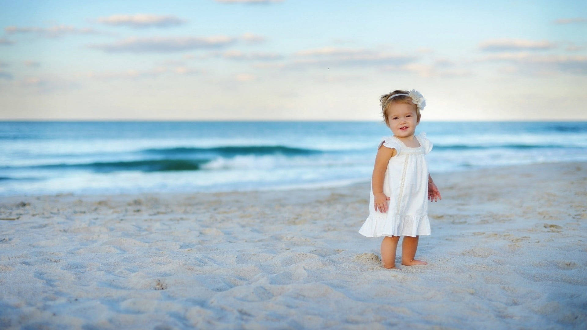 Niña de la playa con vestido blanco Fondos de pantalla