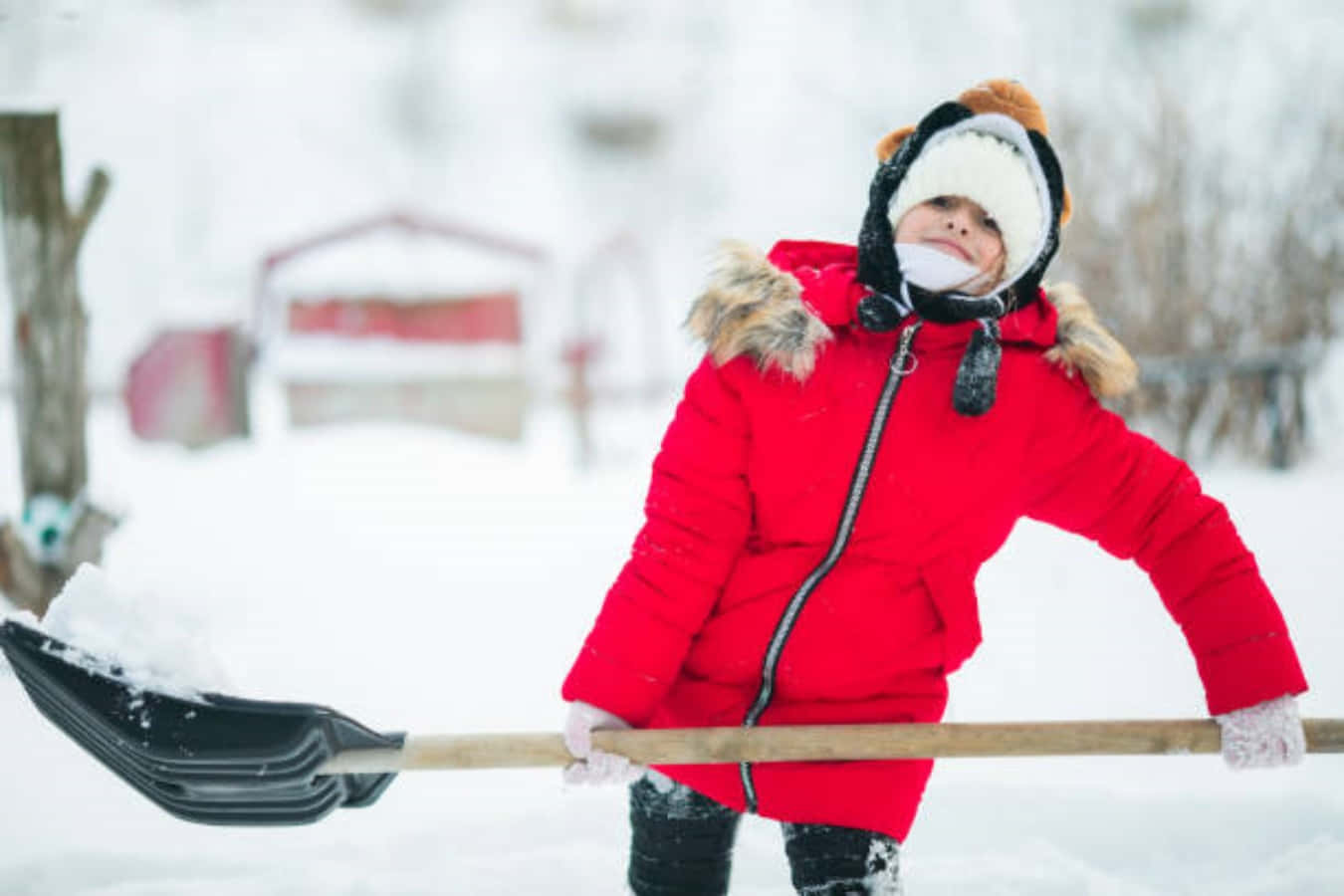 Niña divertida con pala de nieve Fondos de pantalla
