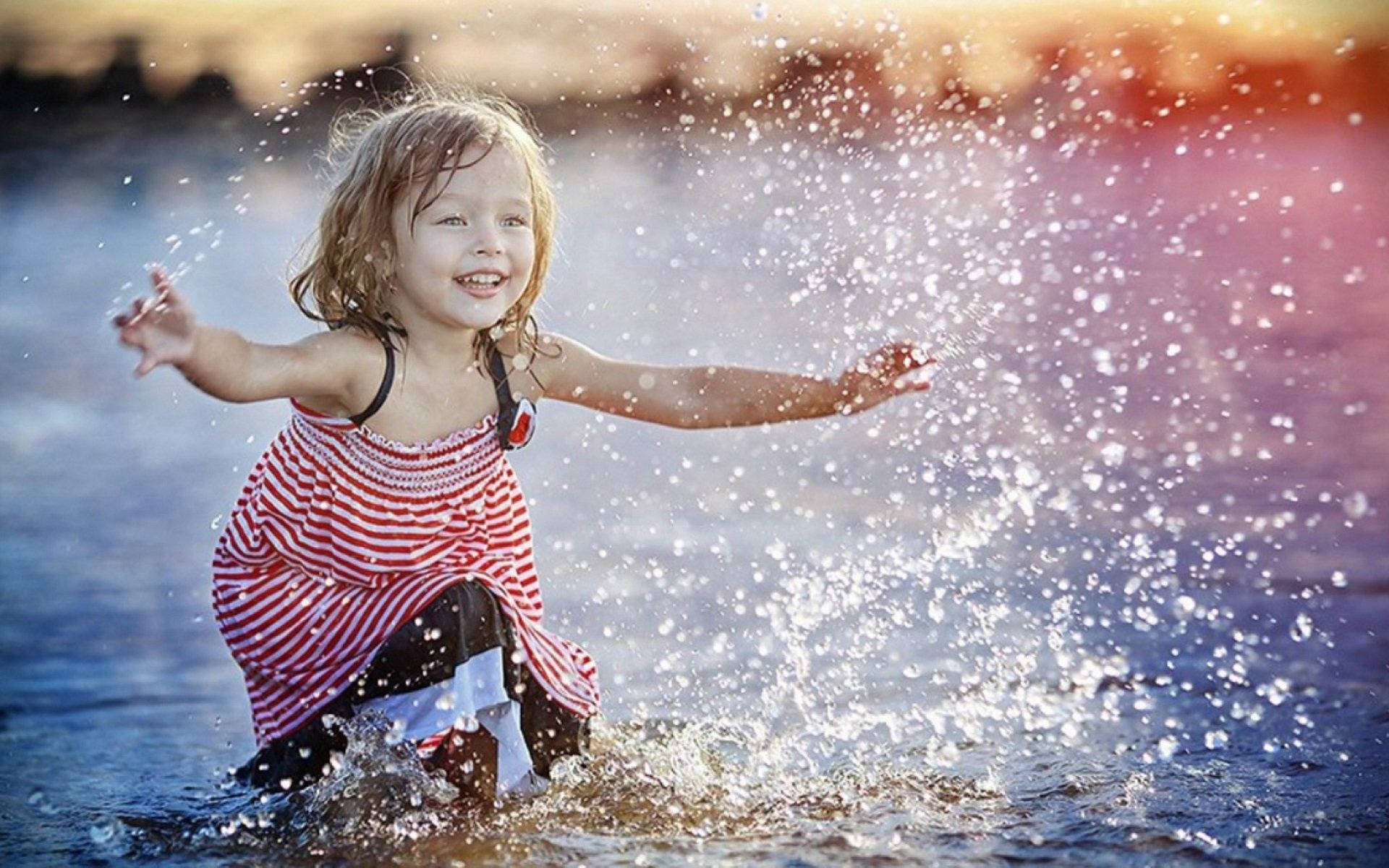 Niña jugando con agua Fondos de pantalla