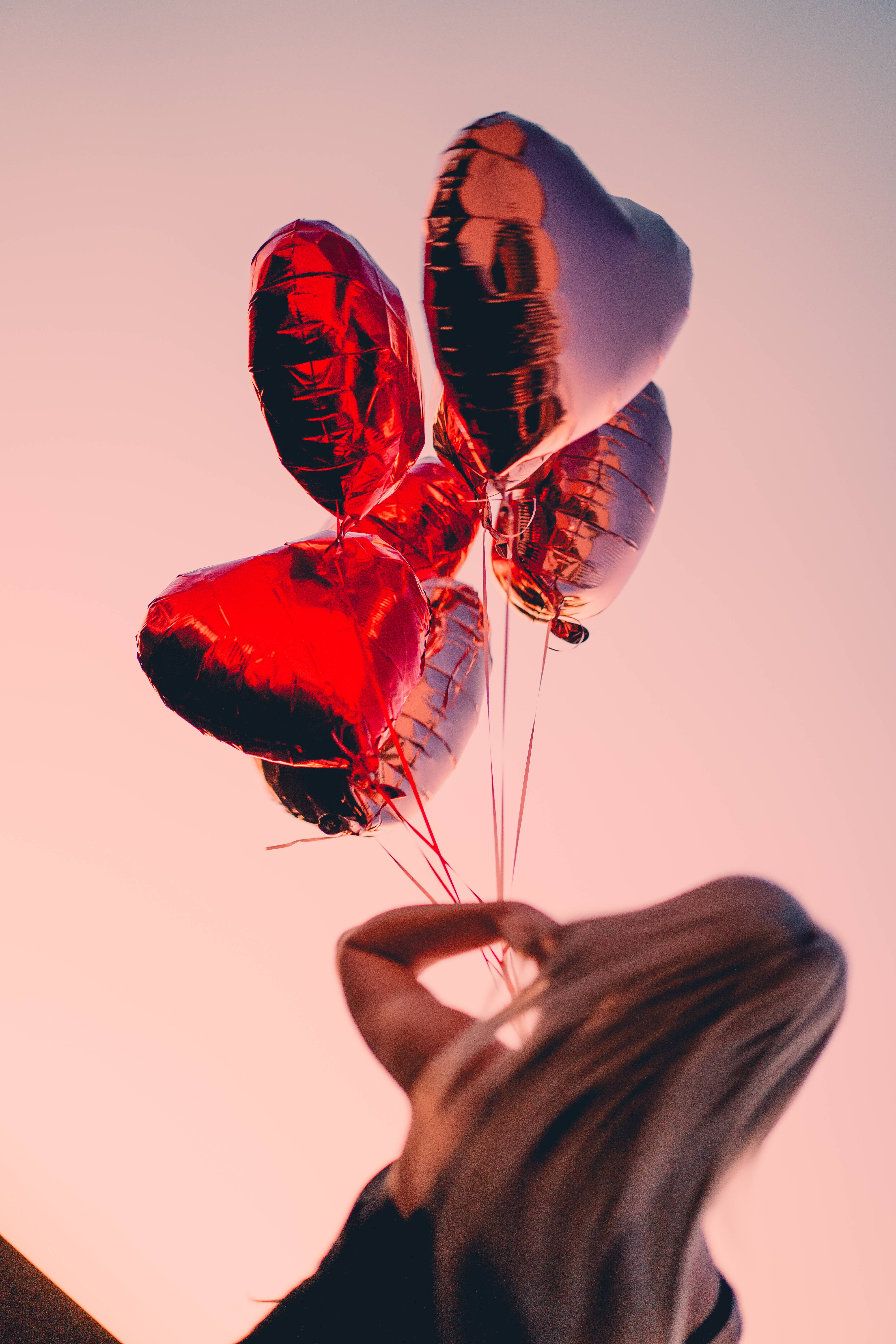Niña linda con globos rojos Fondos de pantalla