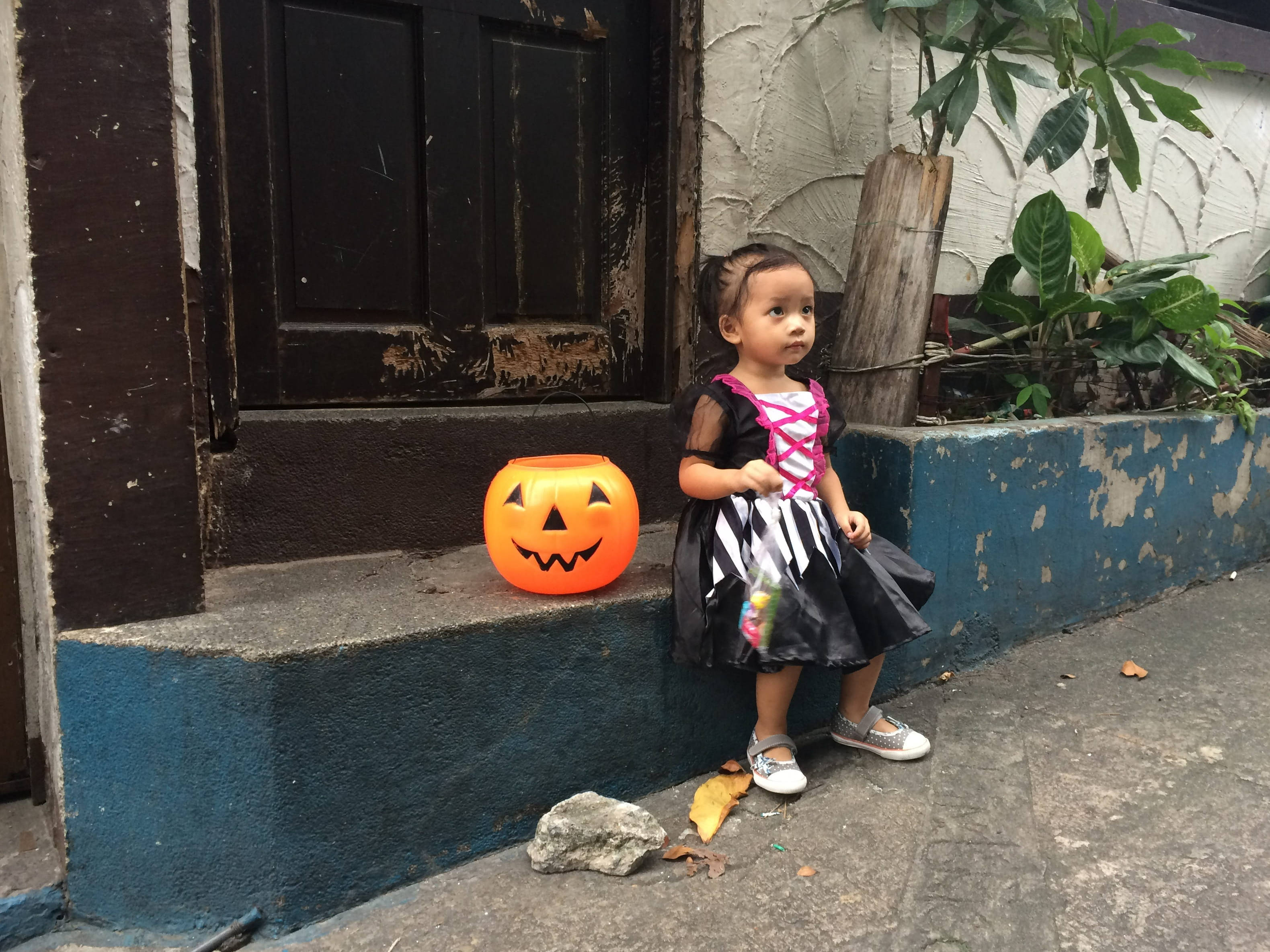 Niña pequeña linda de Halloween Fondos de pantalla