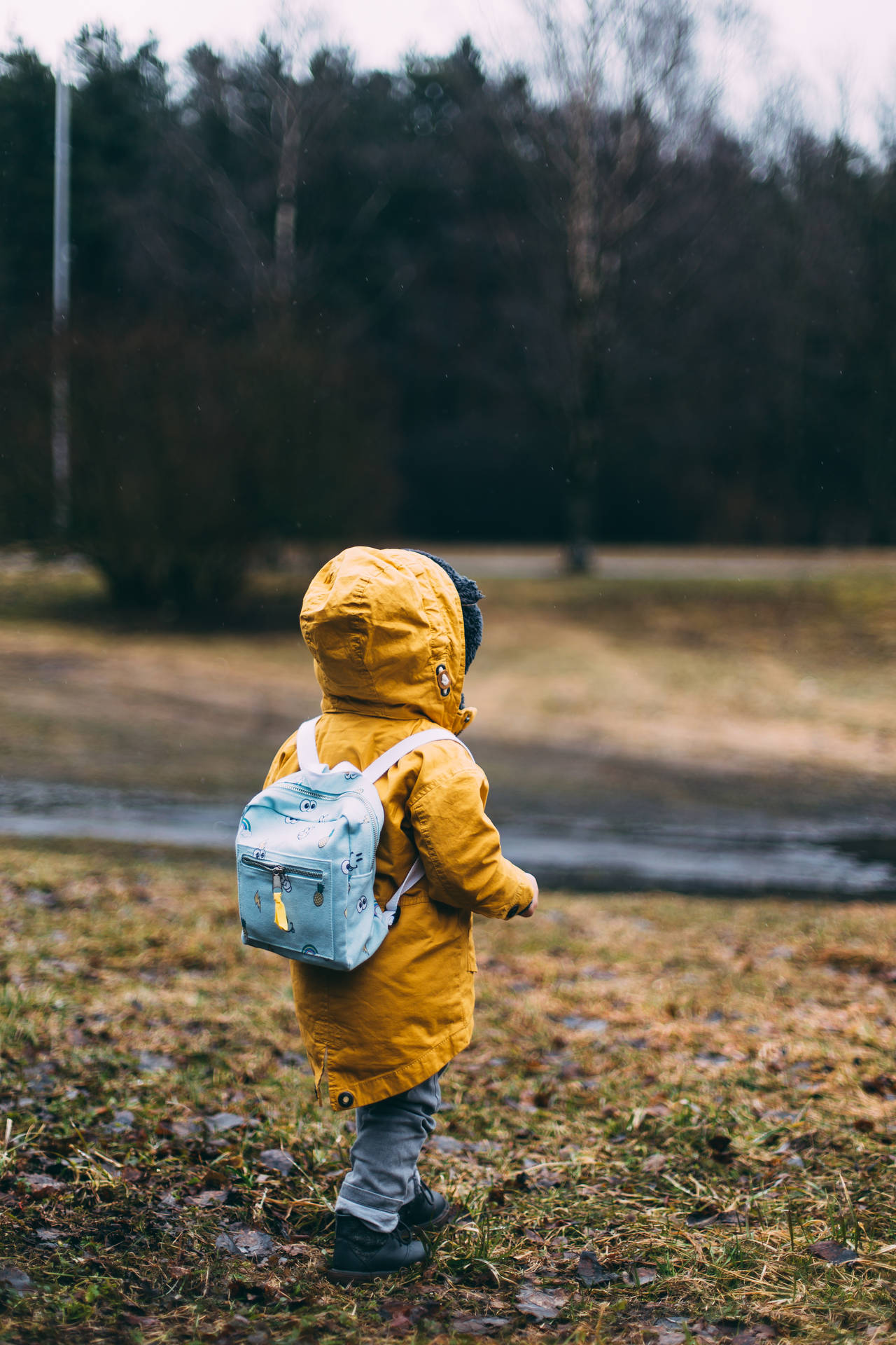 Fondo de pantalla de Niño Pequeño con Impermeable Amarillo.
