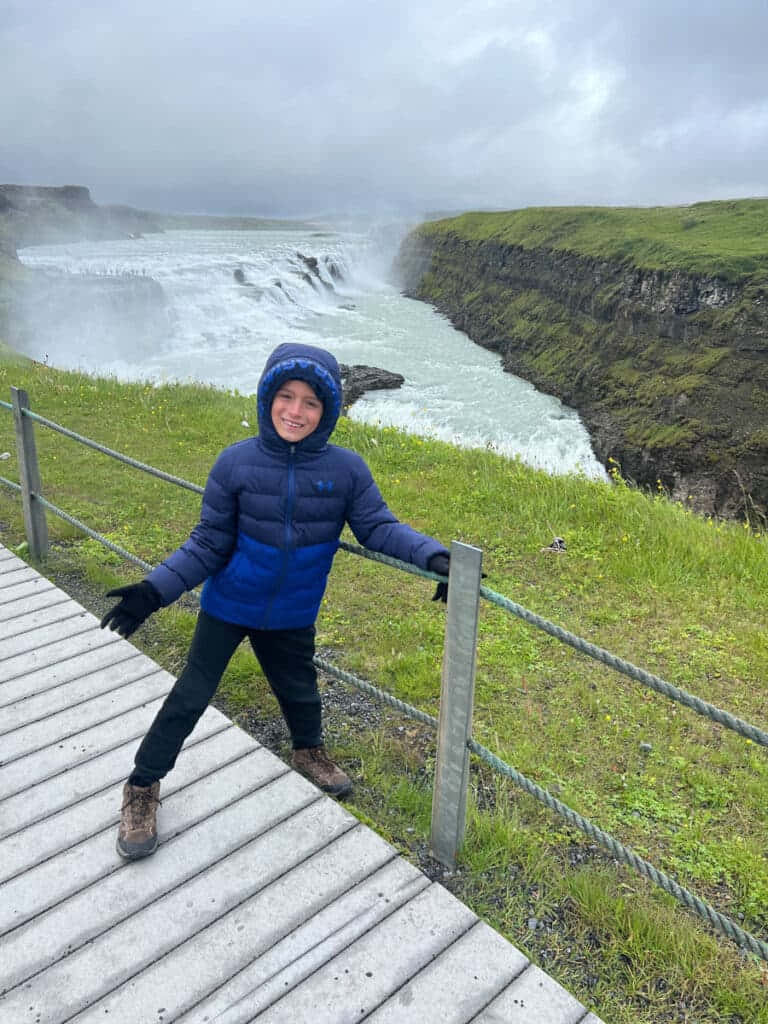 Niño Visitando la Cascada Gullfoss en el Suroeste de Islandia Fondos de pantalla