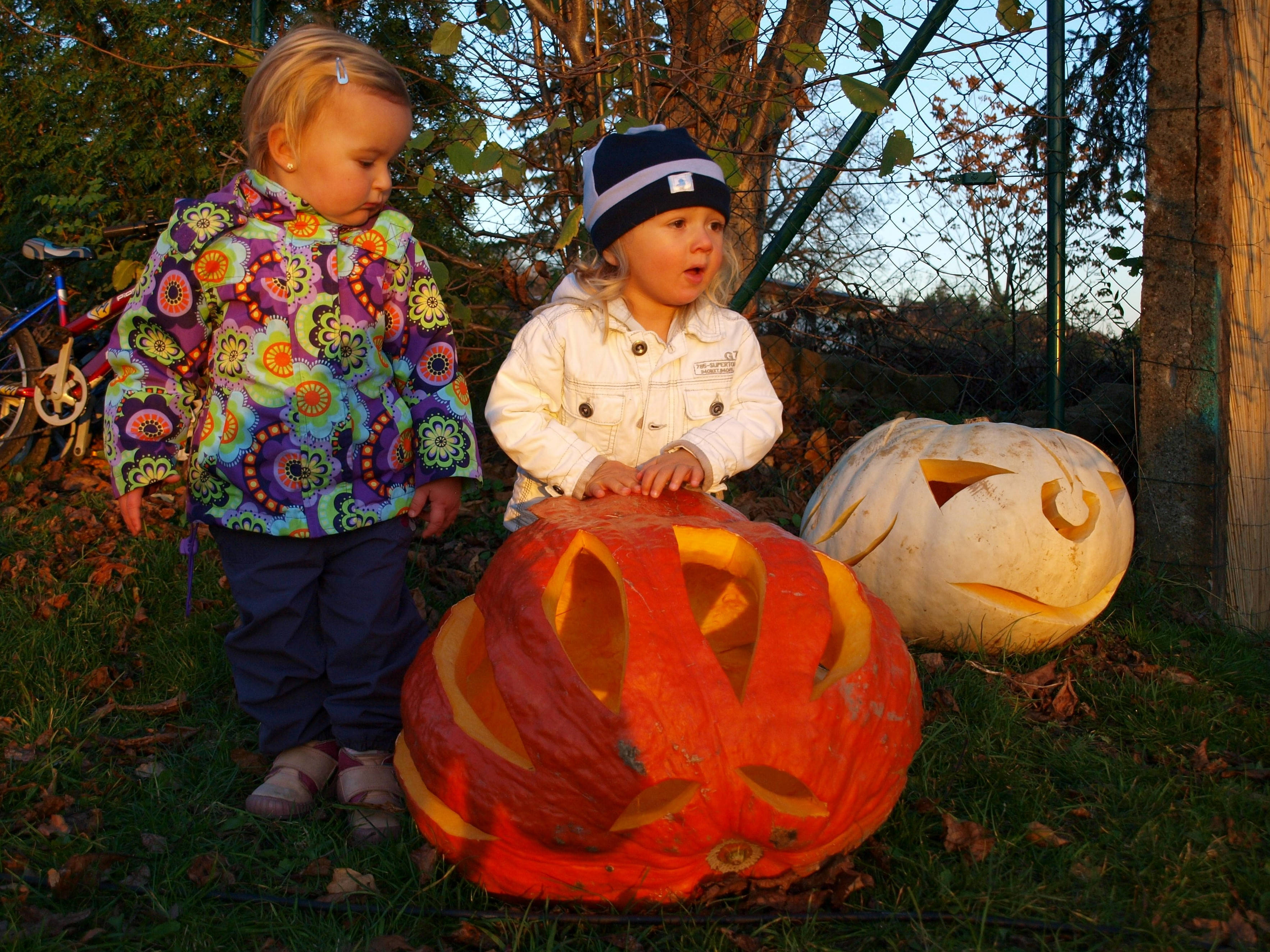 Niños pequeños adorables de Halloween Fondos de pantalla