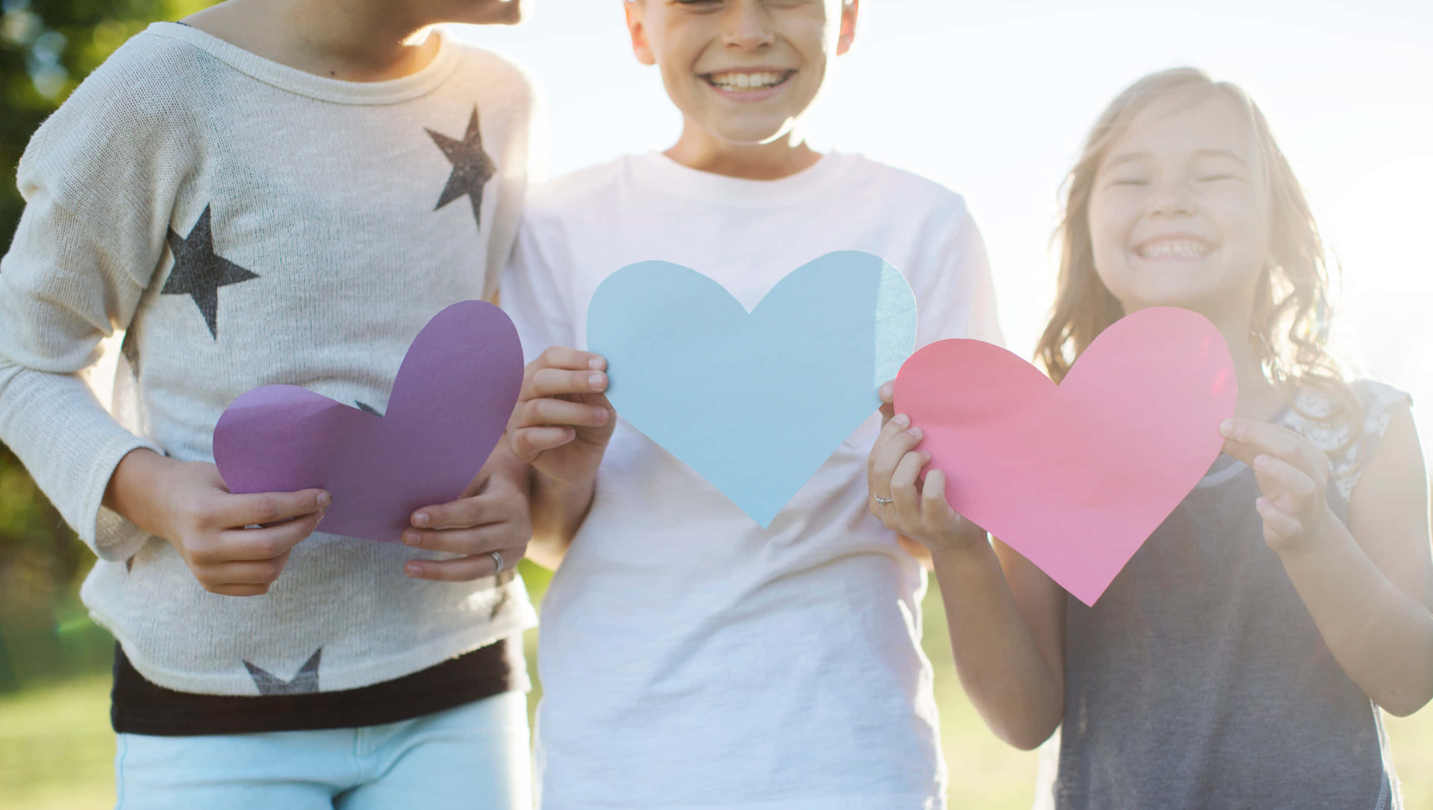 Niños Sosteniendo un Corazón de Papel en el Día de San Valentín Fondos de pantalla