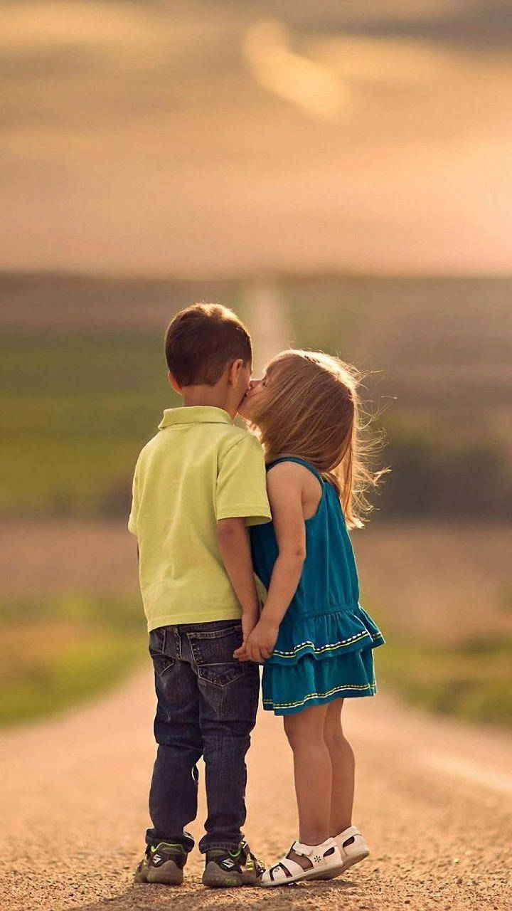 Niños tiernos besándose HD Fondos de pantalla