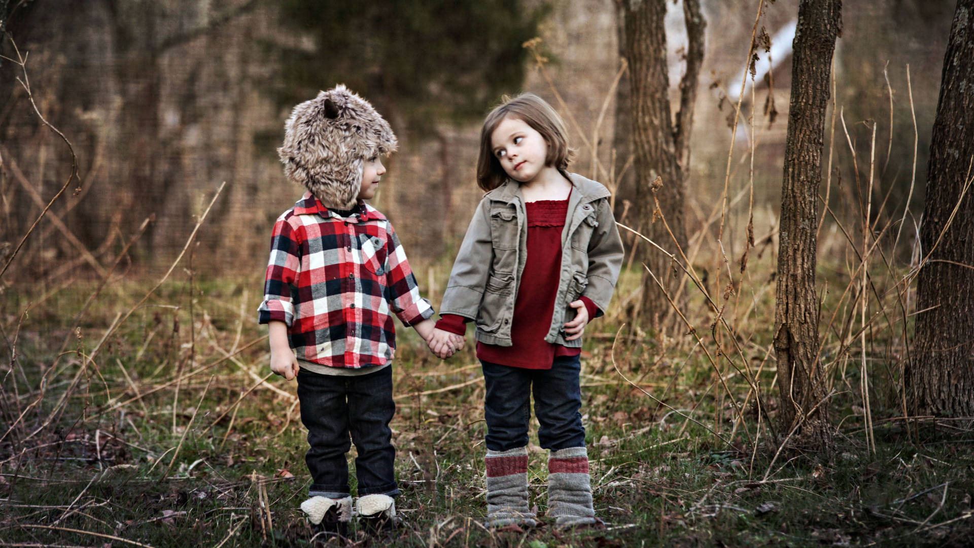 Niños Tomados de la Mano en la Naturaleza Salvaje Fondos de pantalla