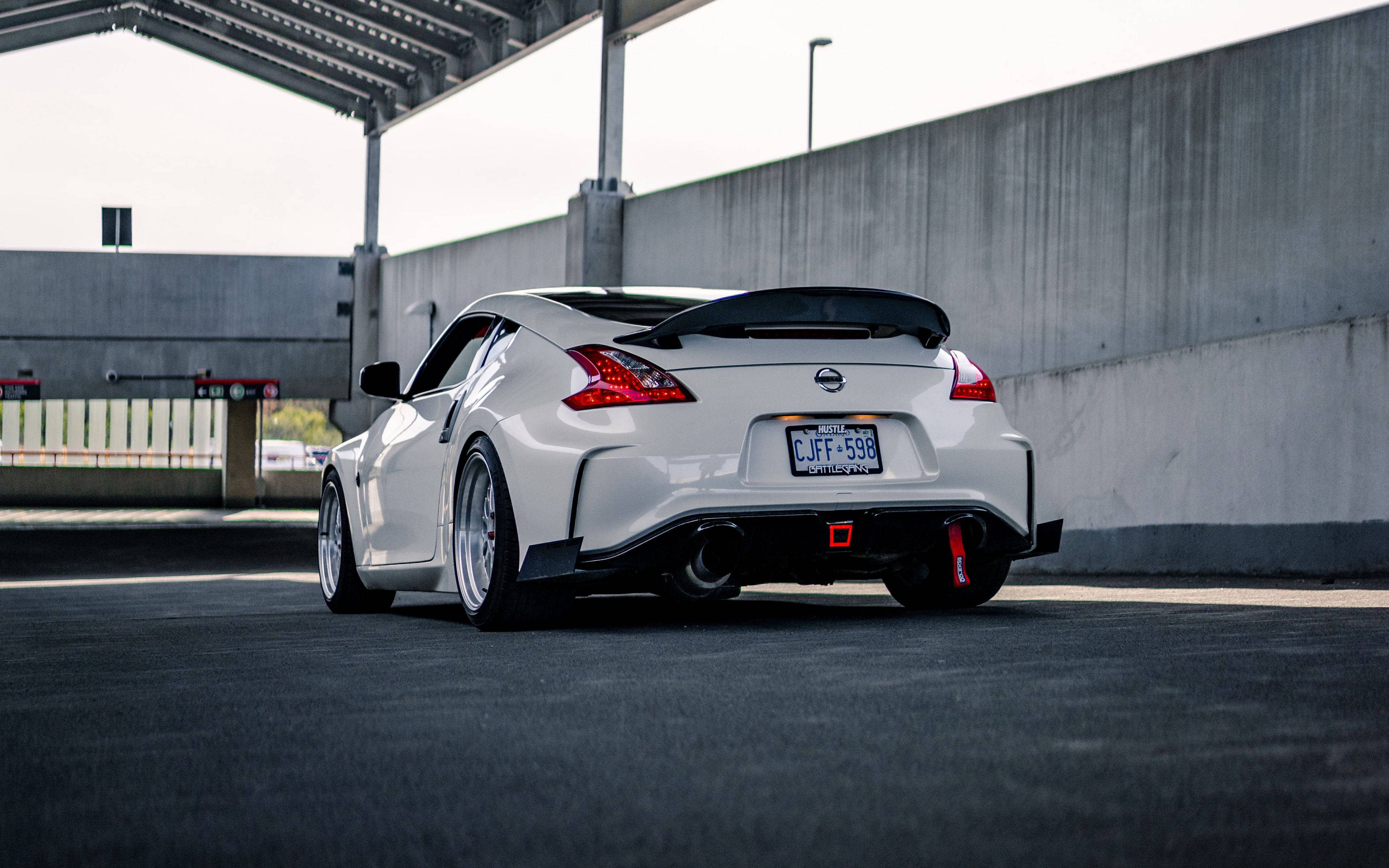 Nissan 370Z en estacionamiento cubierto Fondos de pantalla
