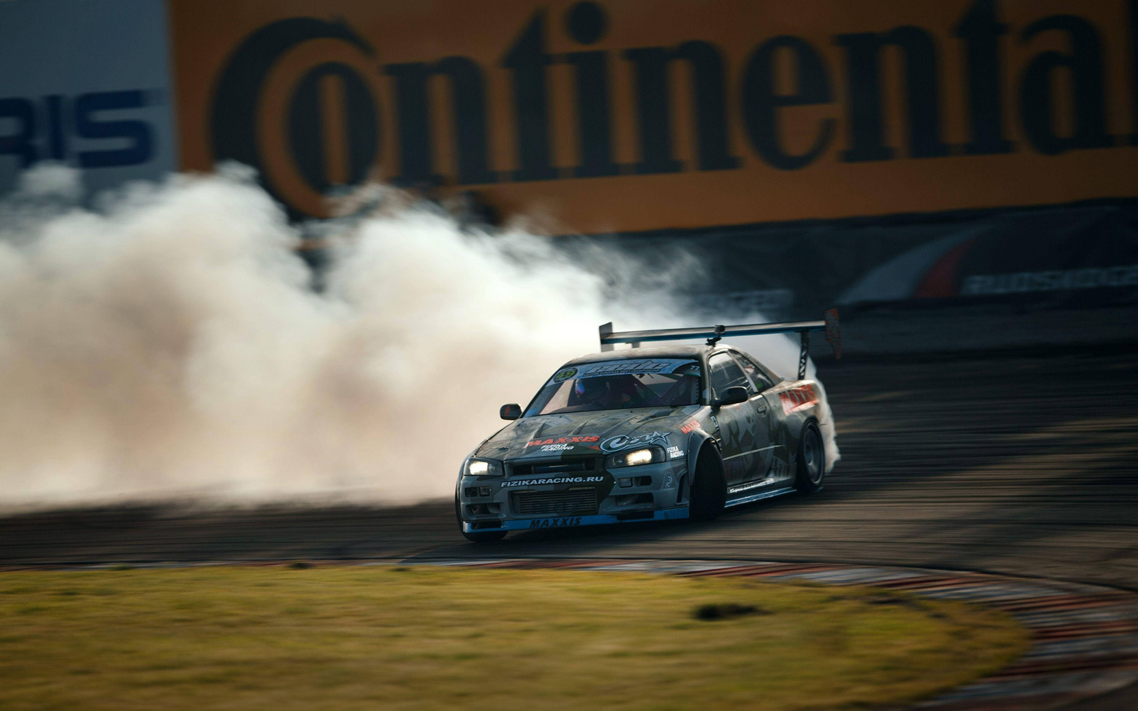 Nissan Skyline GTR R34 en Derrape Fondos de pantalla