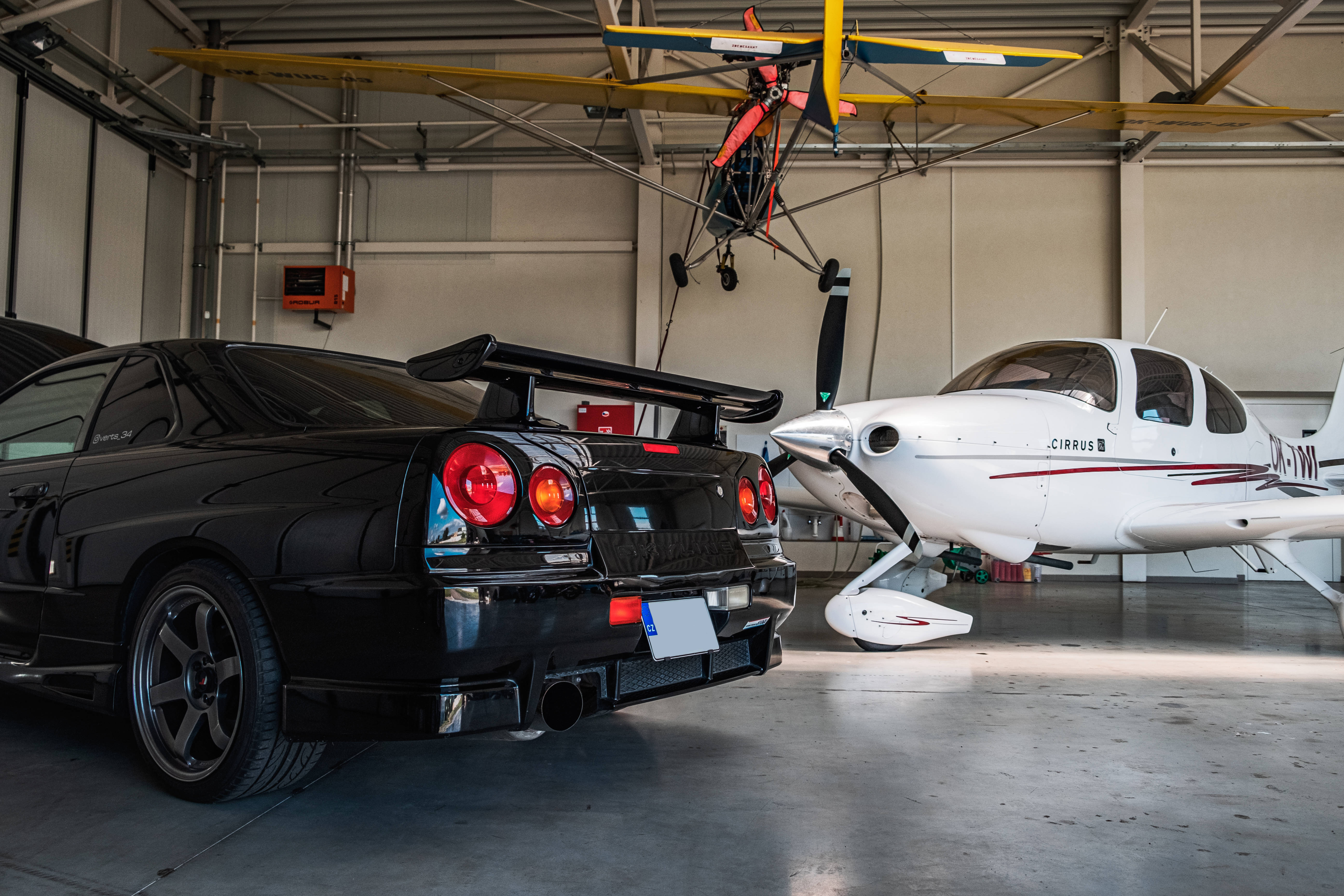 Nissan Skyline GTR R34 en Hangar Fondos de pantalla