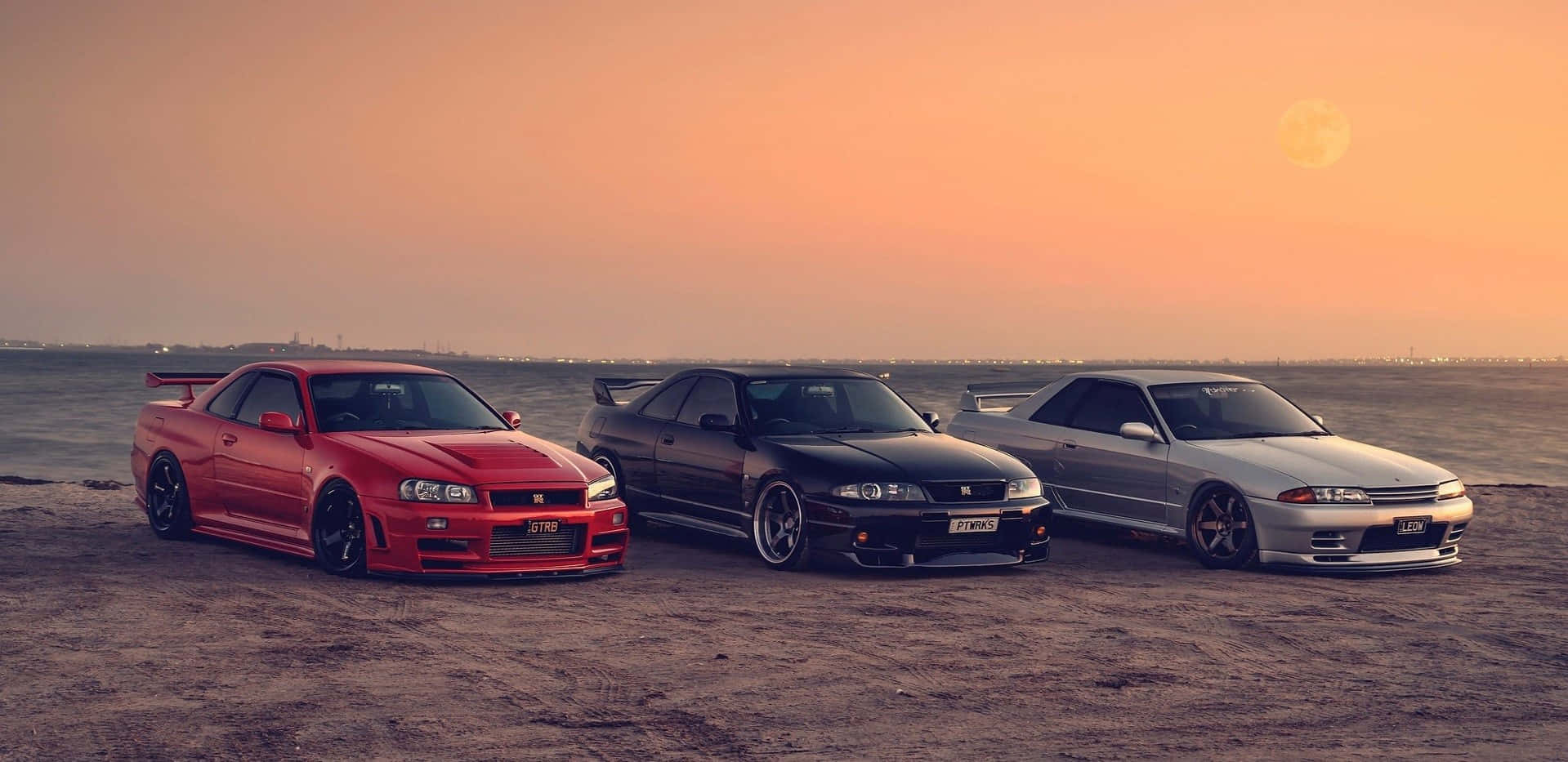 Nissan Skyline R33 GT-R Esperando su Turno para Brillar Fondos de pantalla
