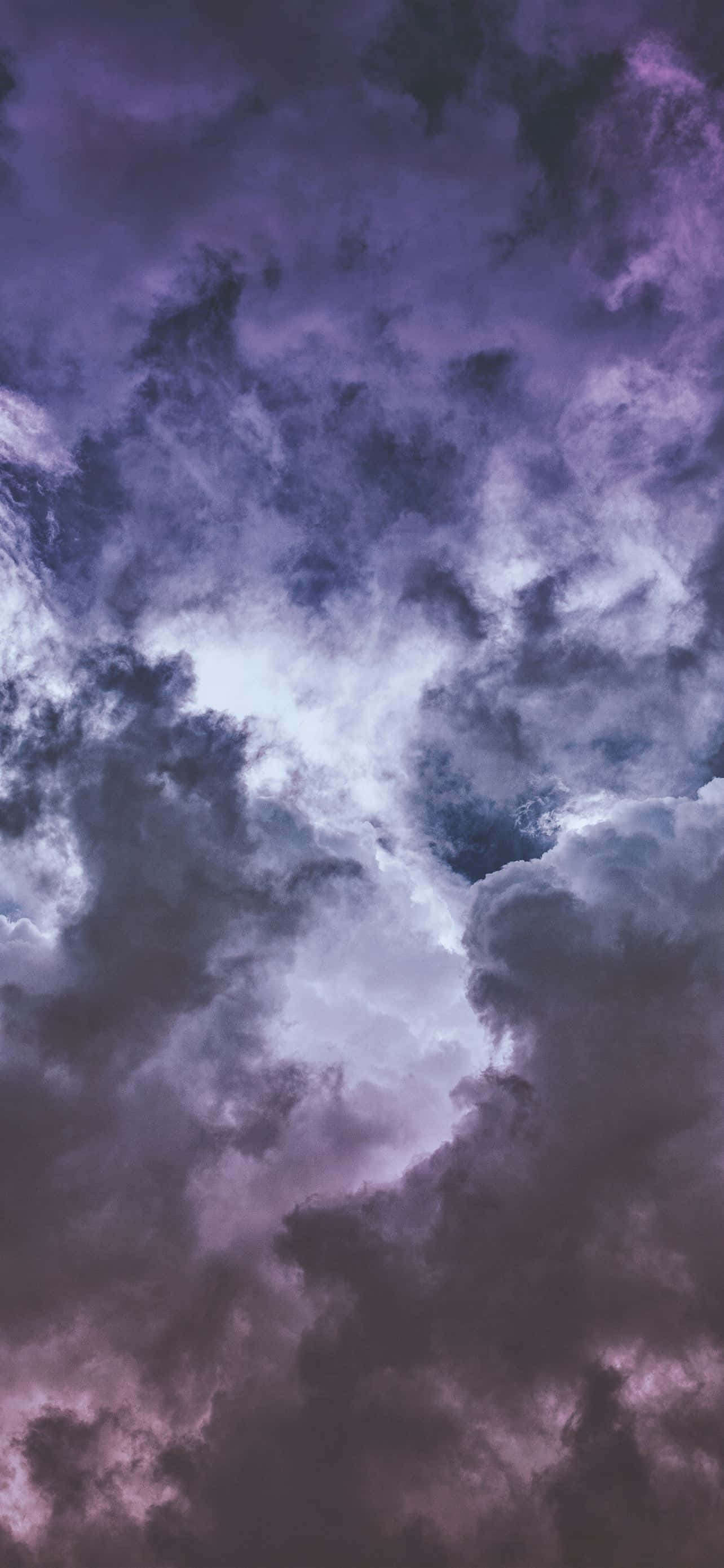 Nubes acogedoras en un día soleado Fondos de pantalla