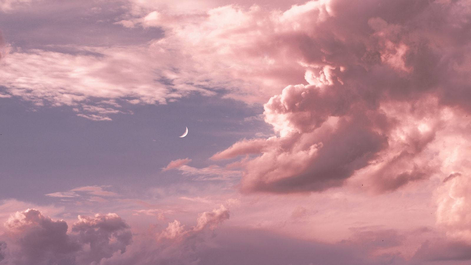 Nubes estéticas y luna creciente distante Fondos de pantalla
