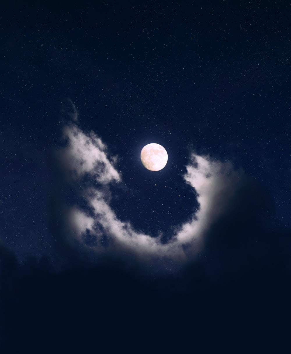 Nubes estéticas rodeando la luna Fondos de pantalla