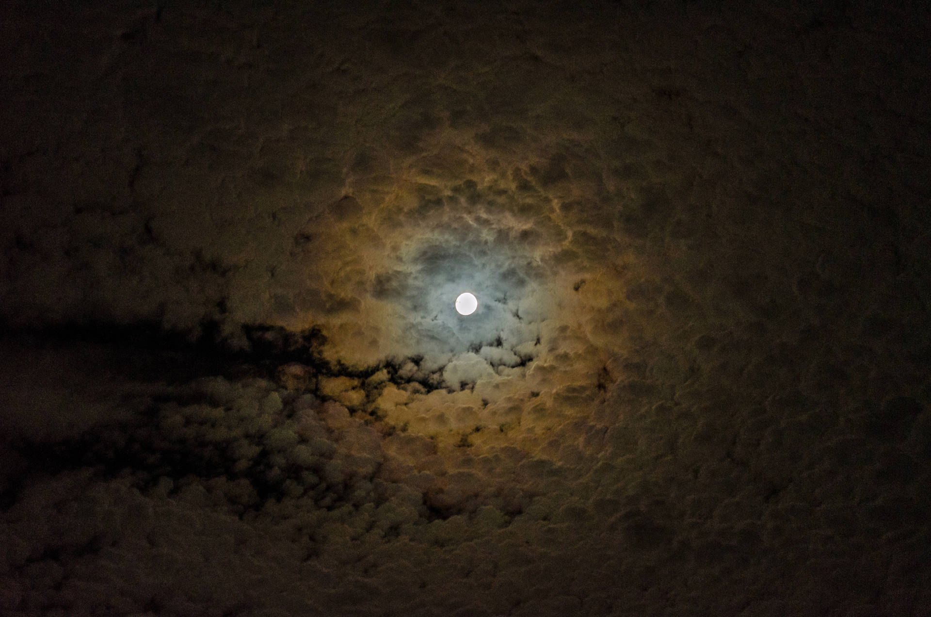 Luna brillante rodeada de nubes. Vista mágica de la naturaleza. Atardecer de luna llena.