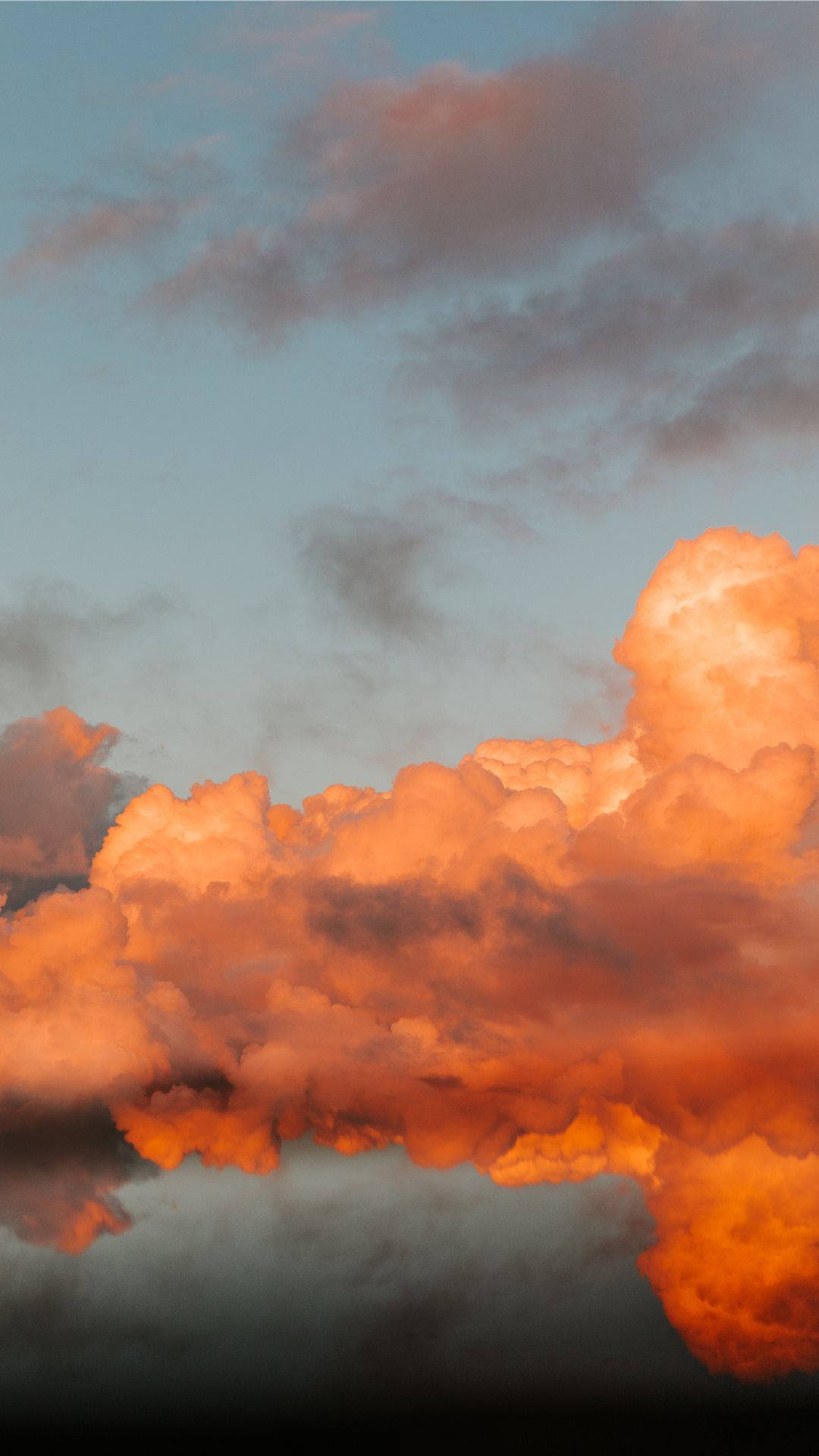 Fondo de pantalla de nubes naranjas estéticas para iPhone