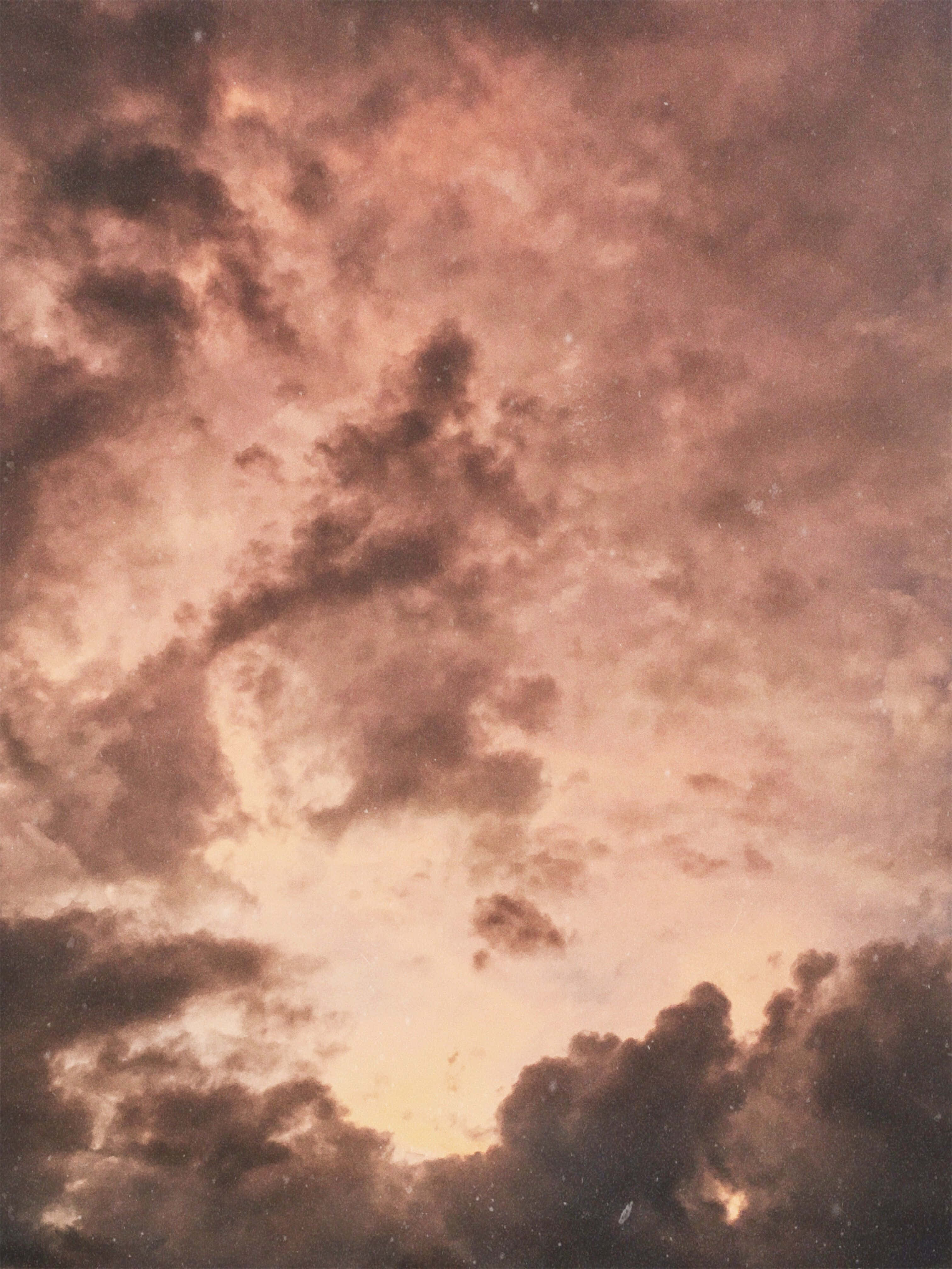 Nubes pastel suaves en un cielo sereno Fondos de pantalla