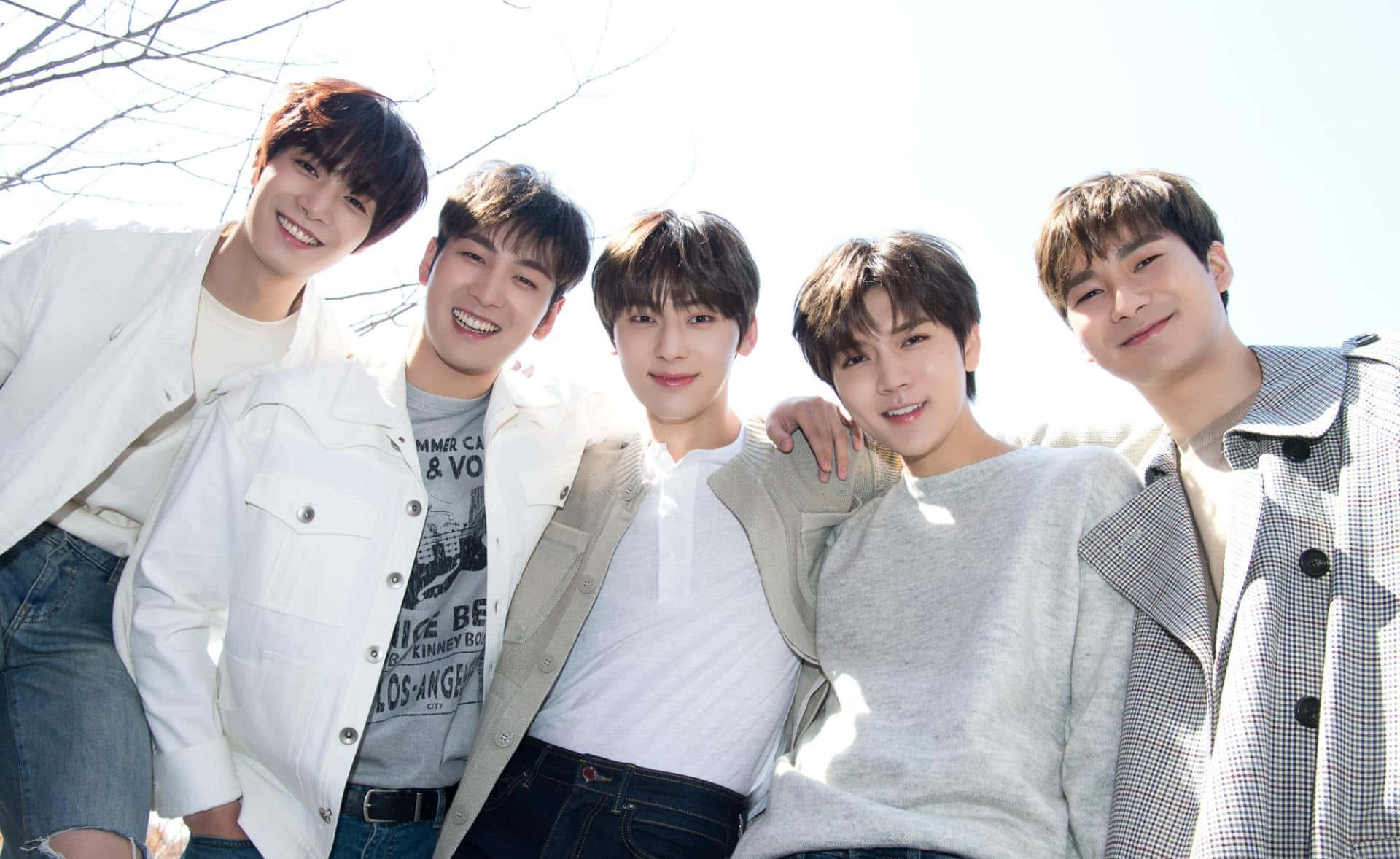 Nuest Kpop Boy Group al Aire Libre Fondos de pantalla